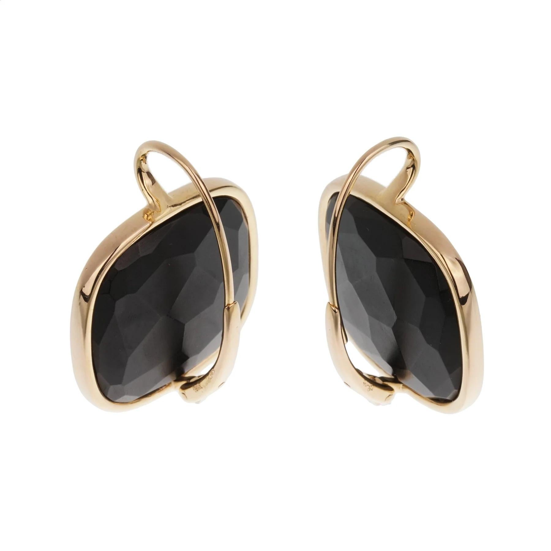 Diese Pomellato Victoria 18k Rose Gold Black Jet Ohrringe sind eine raffinierte Mischung aus zeitloser Eleganz und erdiger Mystik. Die Ohrringe sind aus 18 Karat Roségold gefertigt und bieten eine warme und luxuriöse Fassung, die den tiefen,