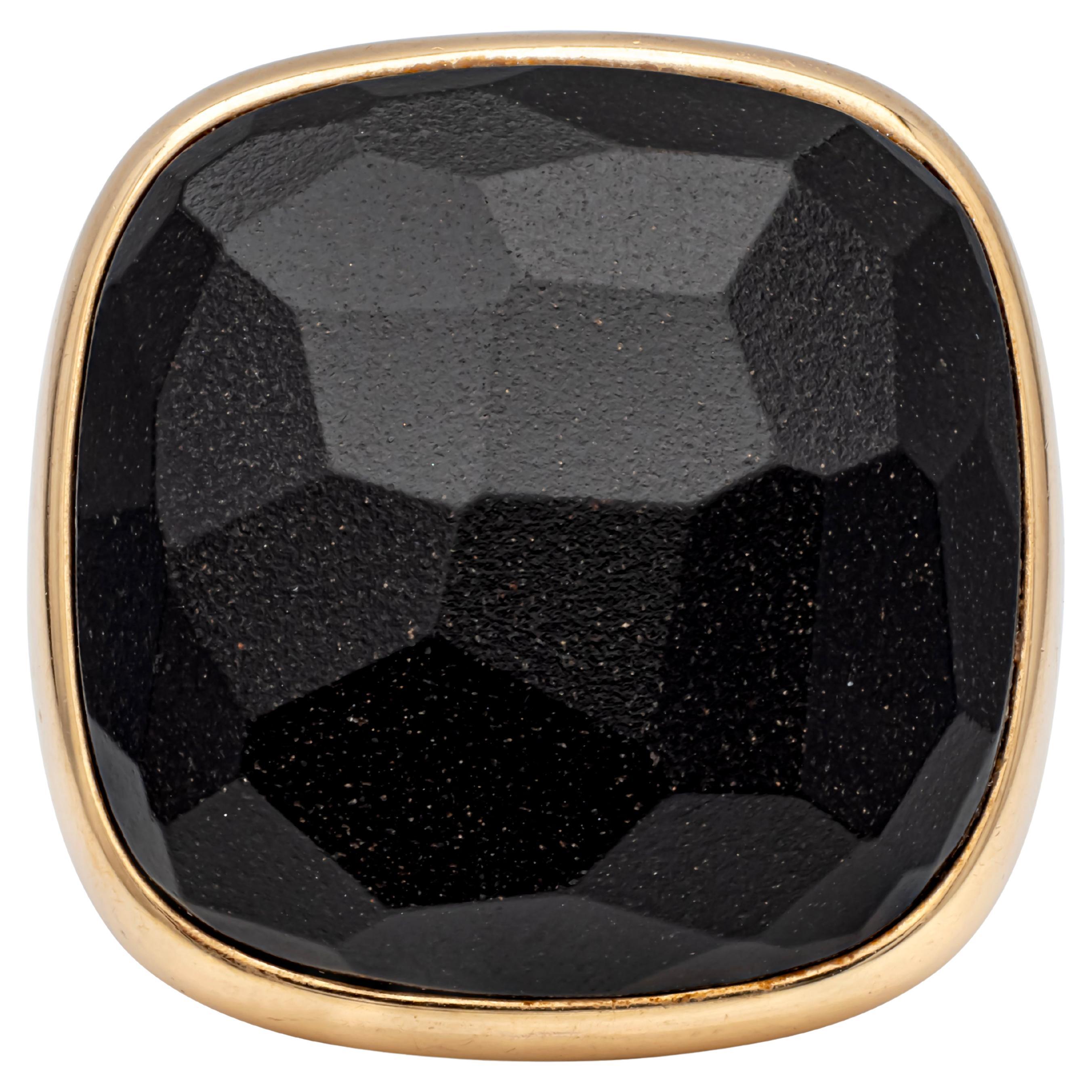 Signée par Pomellato, fabuleuse et authentique bague de mode Victoria en or rose 18 carats avec amulette en jais noir. Taille 5.5 US avec anneau de calibrage. 




