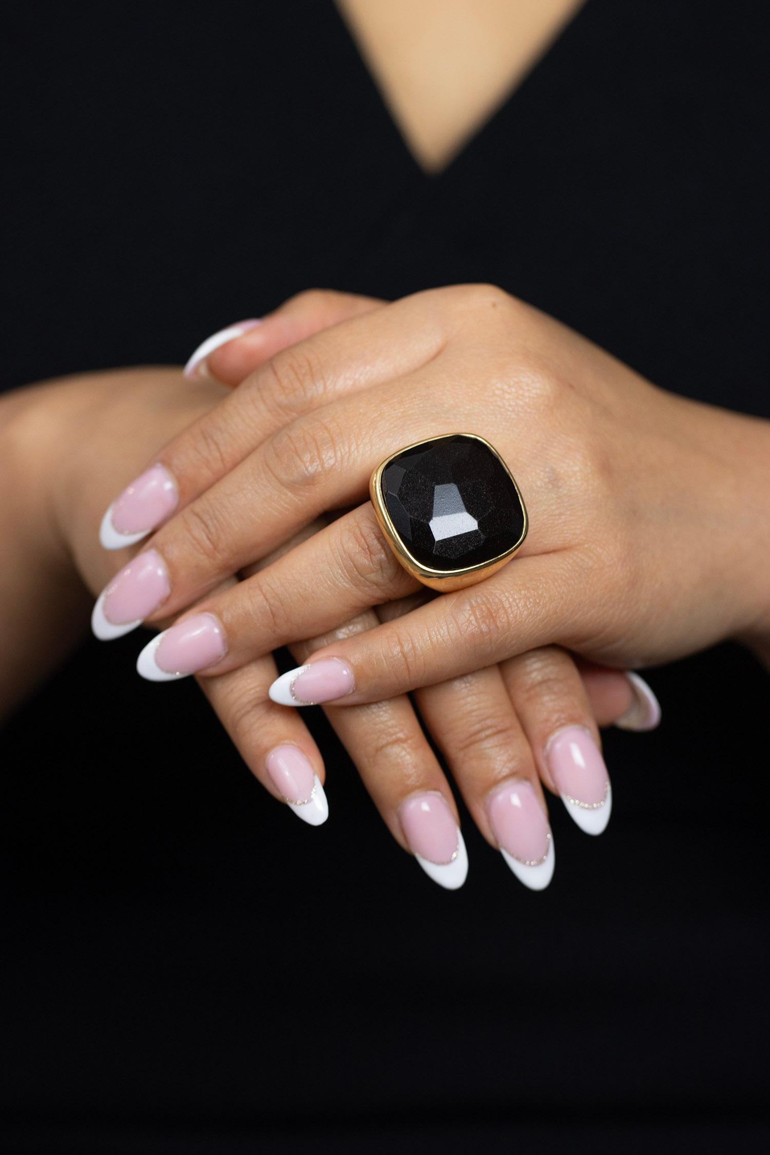 Pomellato Bague fantaisie en or rose avec amulette en jais noir en vente 3
