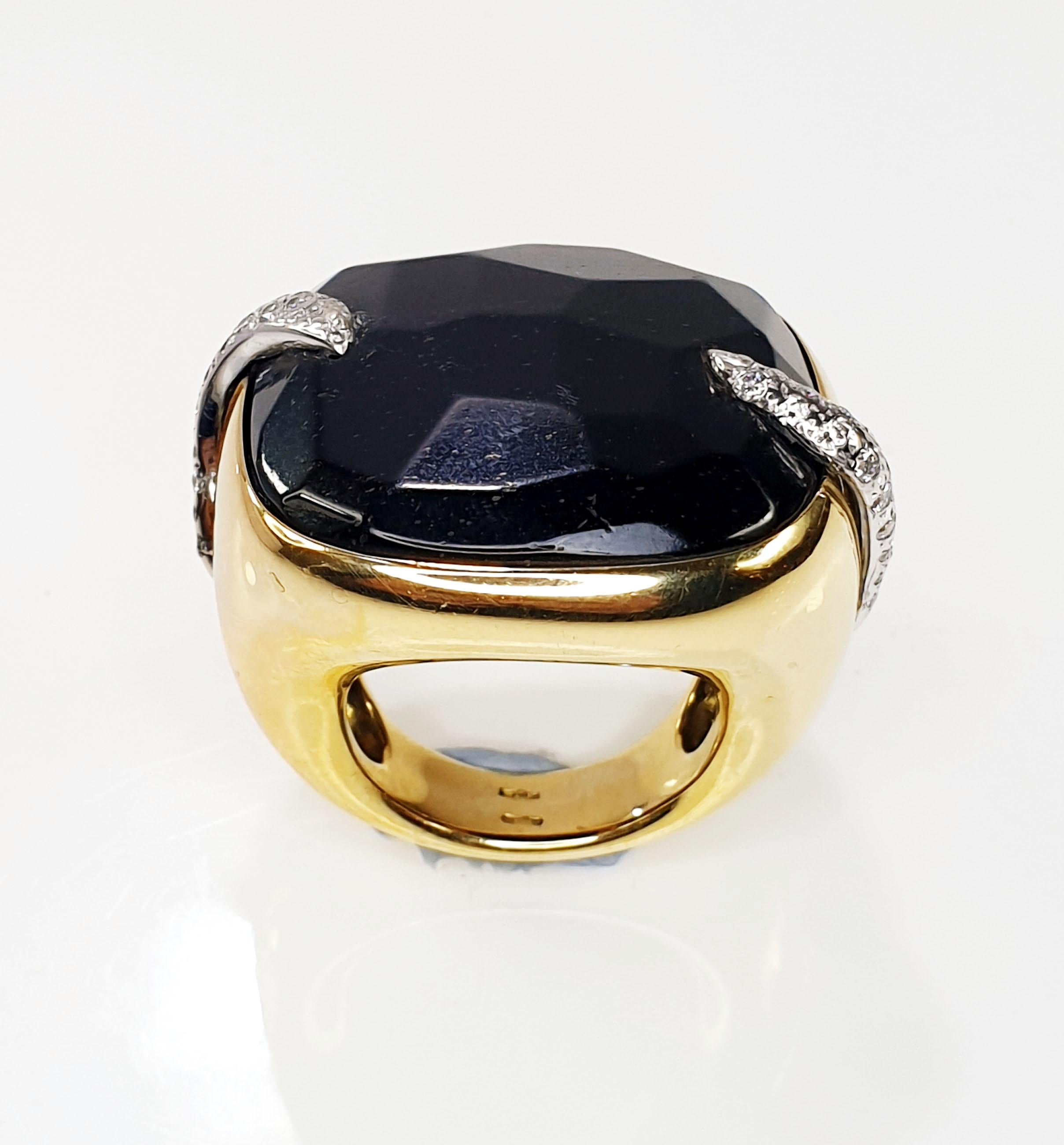 Notre boutique propose des marques internationales de luxe et achète parfois des restes de stocks de bijoux à des prix avantageux. 
La bague Victoria Black Jet Pomellato est vendue au détail à environ 12 000 €.
Taille Europe 55 US 7
Poids 

Synonyme