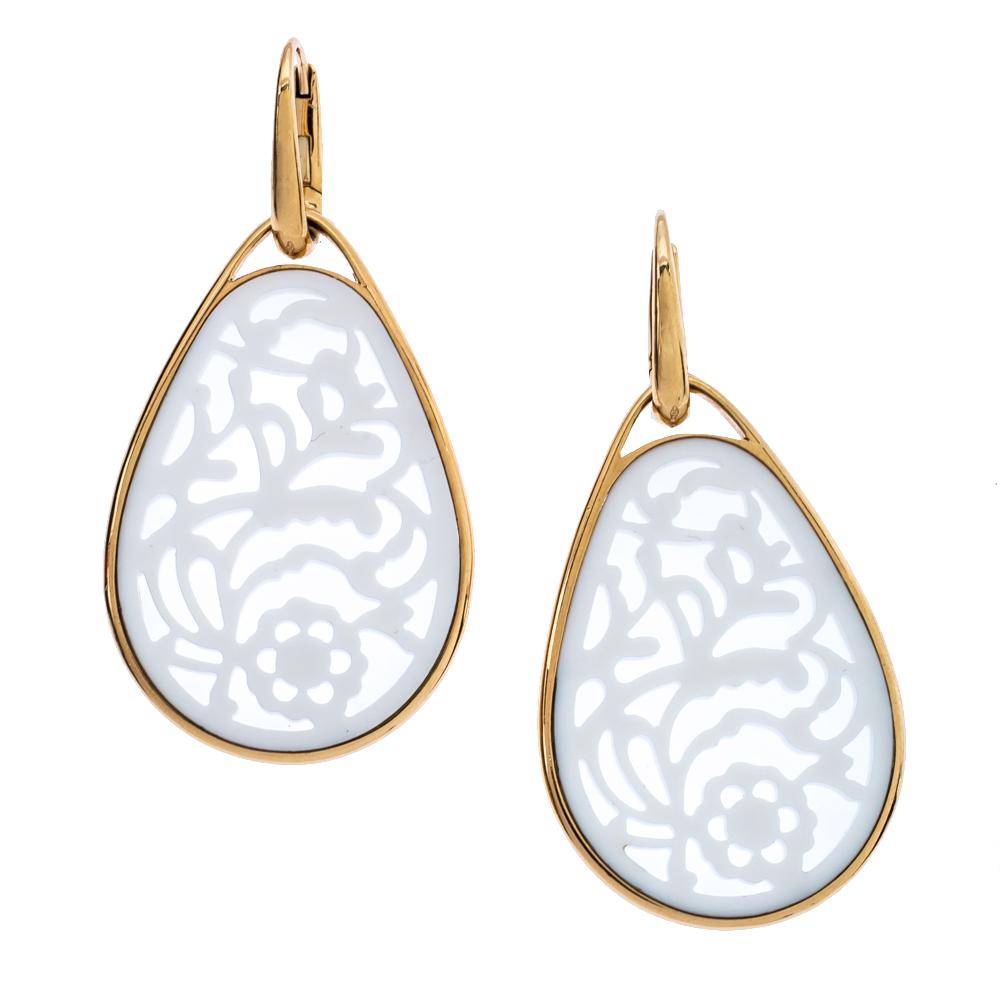 Perfectly designed for a statement look, these Victoria earrings from Pomellato flaunt an elegant drop silhouette. The pair features well-carved Agate stones rendered in an 18k rose gold body. These beauties are not only elegant but are bold enough