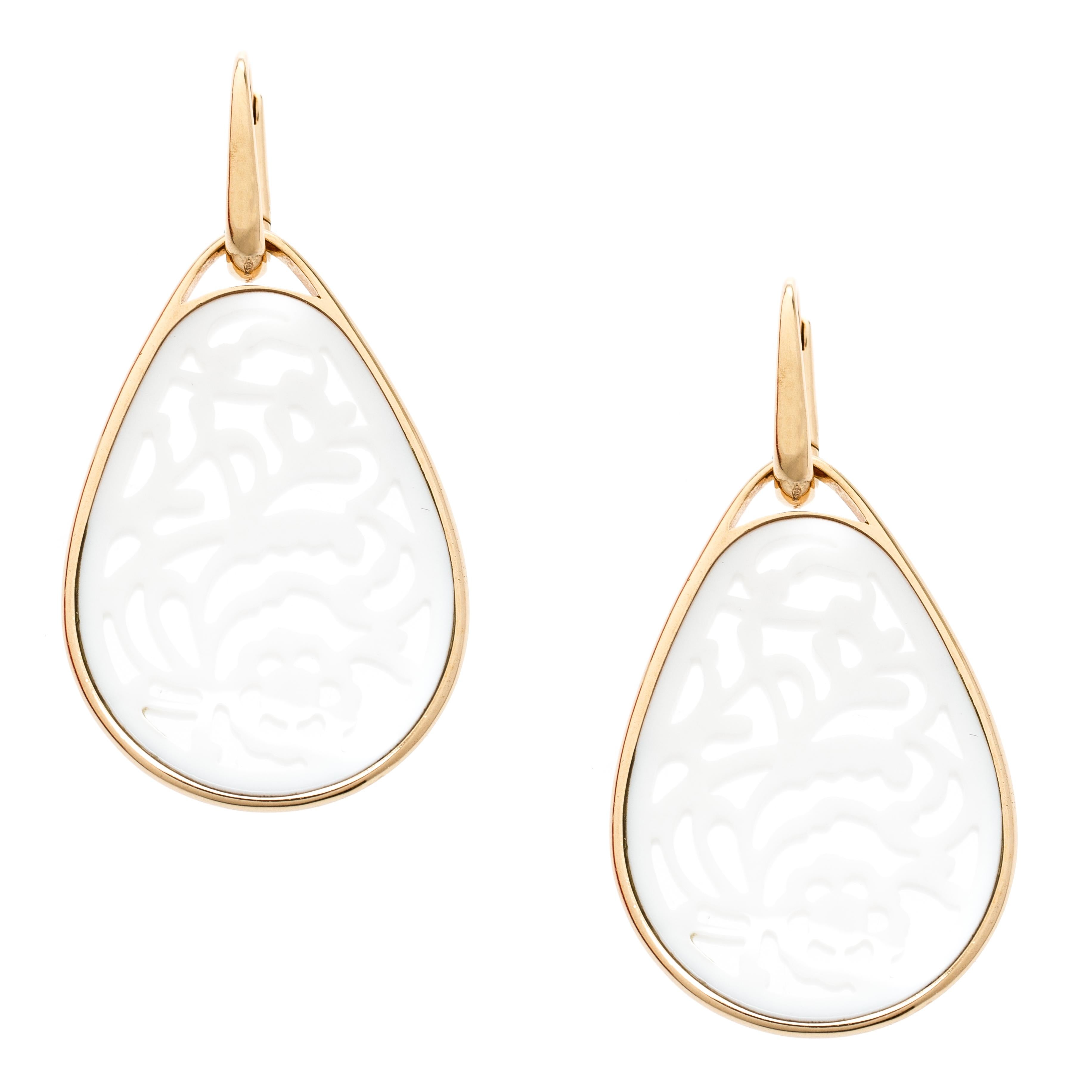 Contemporary Pomellato Victoria Carved Agate 18k Yellow Gold Drop Earrings