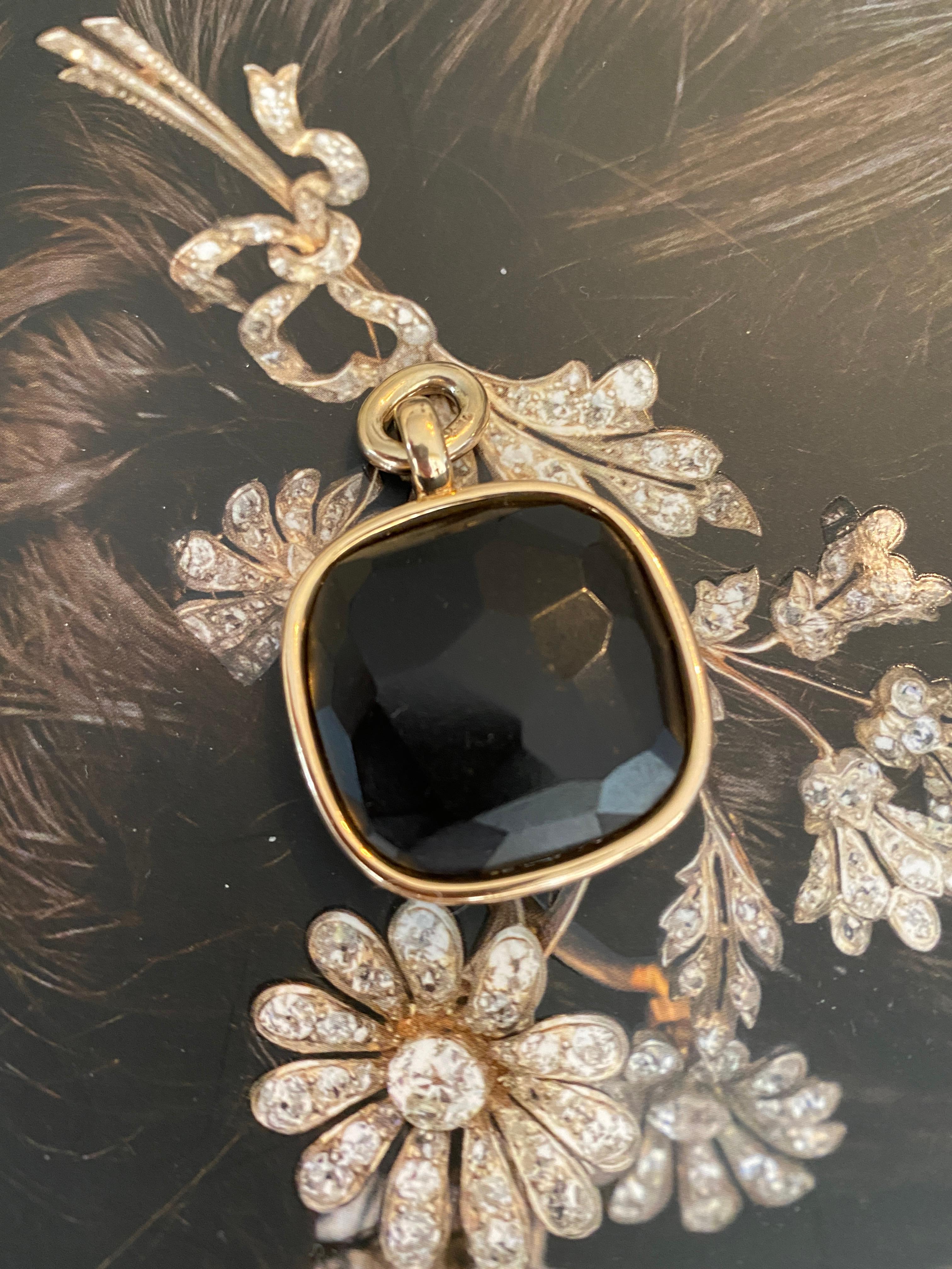 The Pomellato Victoria pendant is a stunning piece inspired by the intricate lacework of the Victorian era. This collection blends romantic curves with yellow gold, jet black elements, and delicate arabesque designs, creating a unique balance
