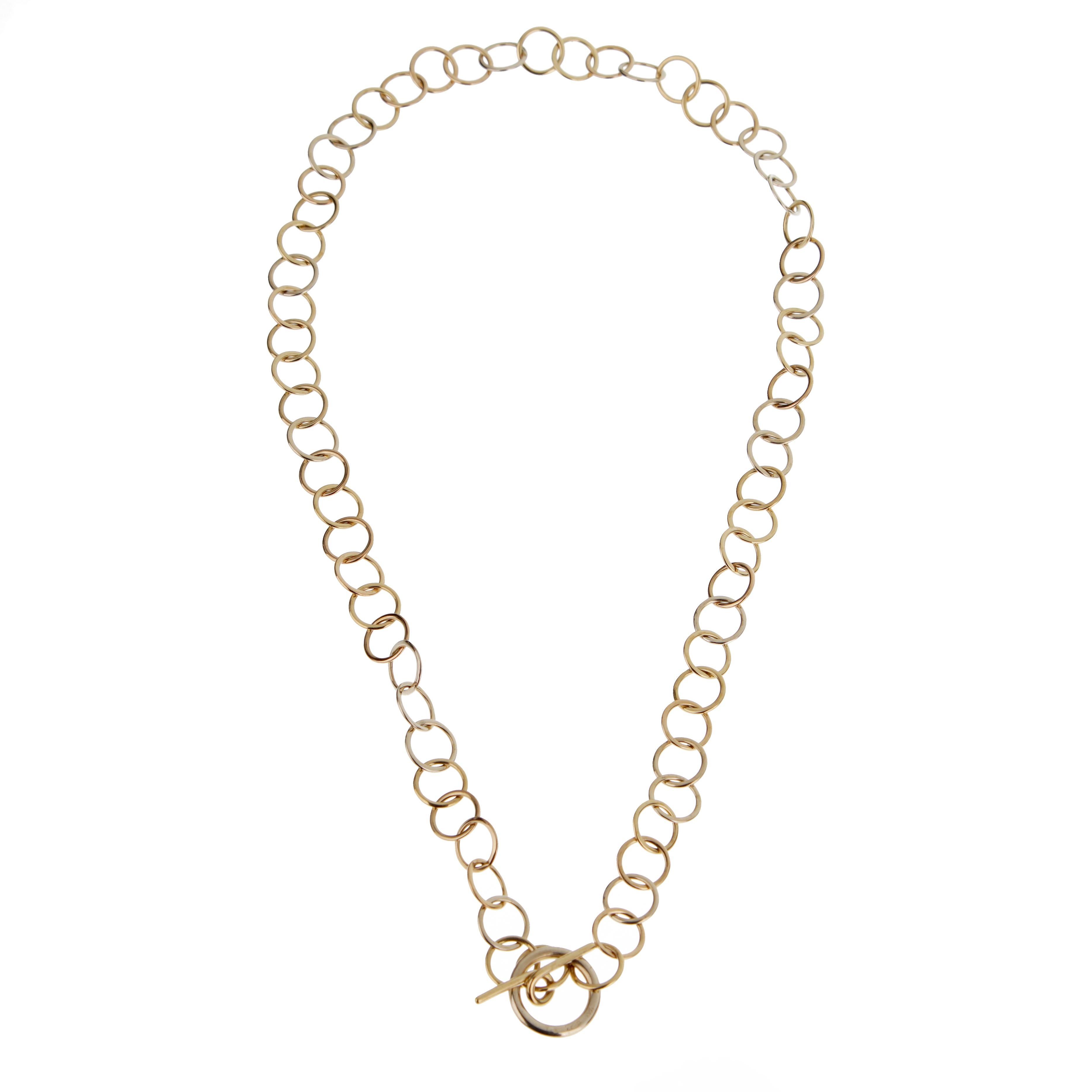 La collana Vintage By Design/One in oro bianco e giallo 18k è un modello di 16 pollici che unisce l'eleganza milanese senza tempo alla versatilità moderna. Whiting, con maglie circolari in oro bianco e giallo alternate, crea un ritmo fluido e