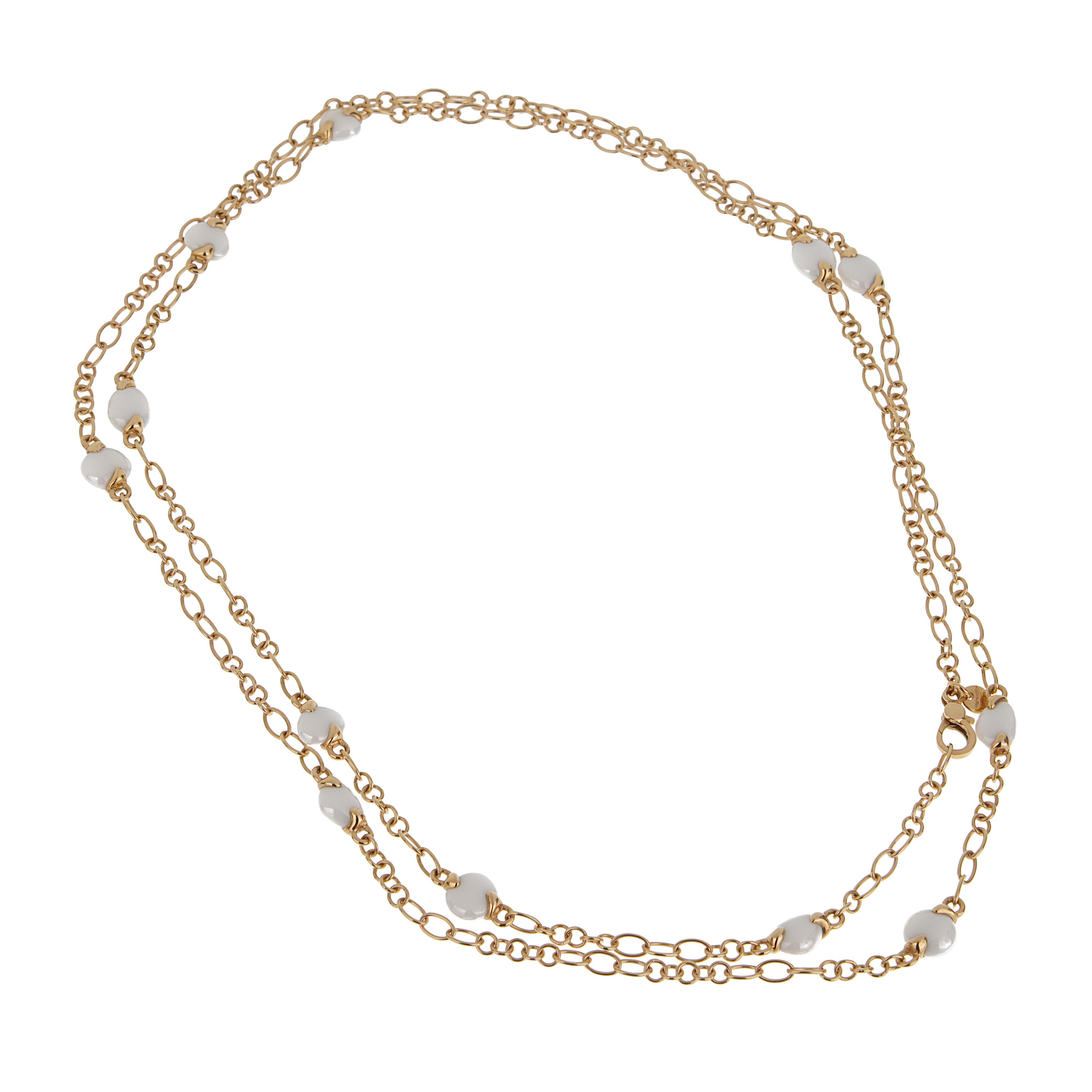 Ariosa, elegante e versatile, la Collana Sautoir in Agata Bianca di Pomellato in oro rosa 18 carati incarna la raffinatezza rilassata e lo chic italiano senza sforzo. Caratterizzata da maglie allungate e delicate in caldo oro rosa intervallate da