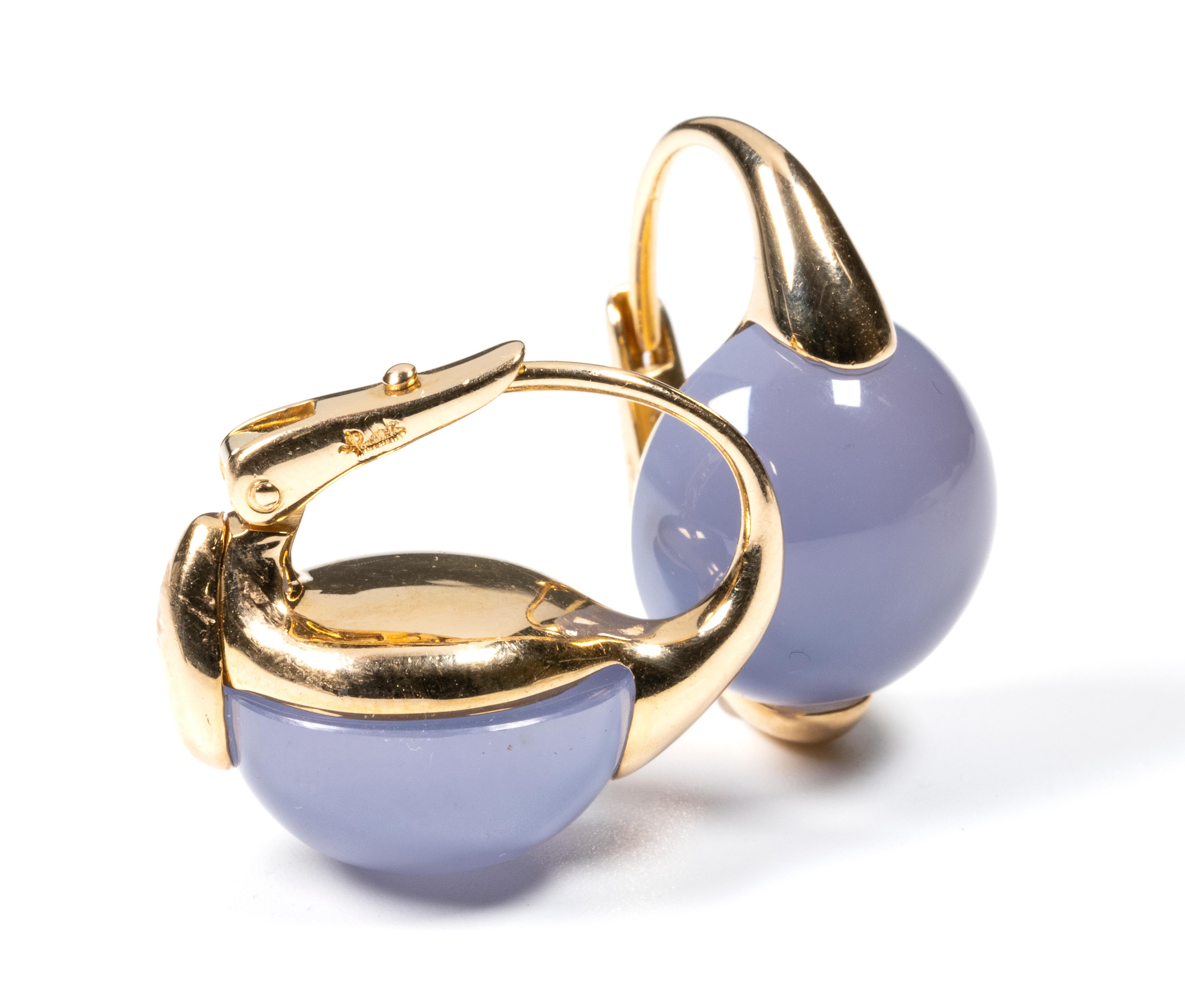Earrings by Pomellato Luna Collection
Material Yellow Gold 18k and Chalcedony stone 
Cabochon cut
Weight 16,4 grams

