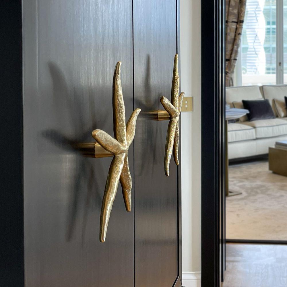 Personalizza il tuo design con il nostro pomello in ottone a forma di stella marina. Realizzato in fusione d'ottone ricrea fedelmente le caratteristiche naturali di questo abitante del mare; questo squisito accessorio aggiunge un tocco di