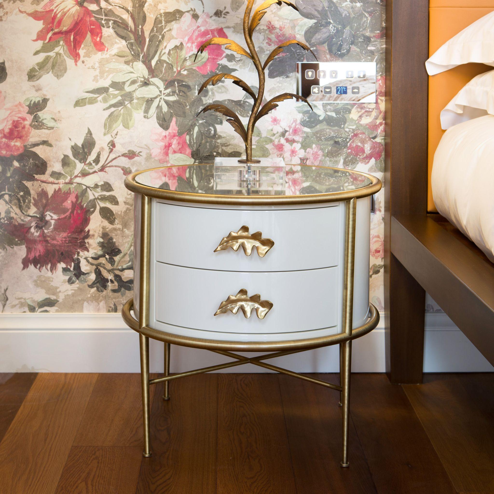Questo pomello in ottone Chalet presenta un bellissimo design a foglia di quercia, perfetto per aggiungere un tocco di fascino ispirato alla natura ai vostri mobili o armadi. Il materiale in ottone di alta qualità garantisce durata e longevità,