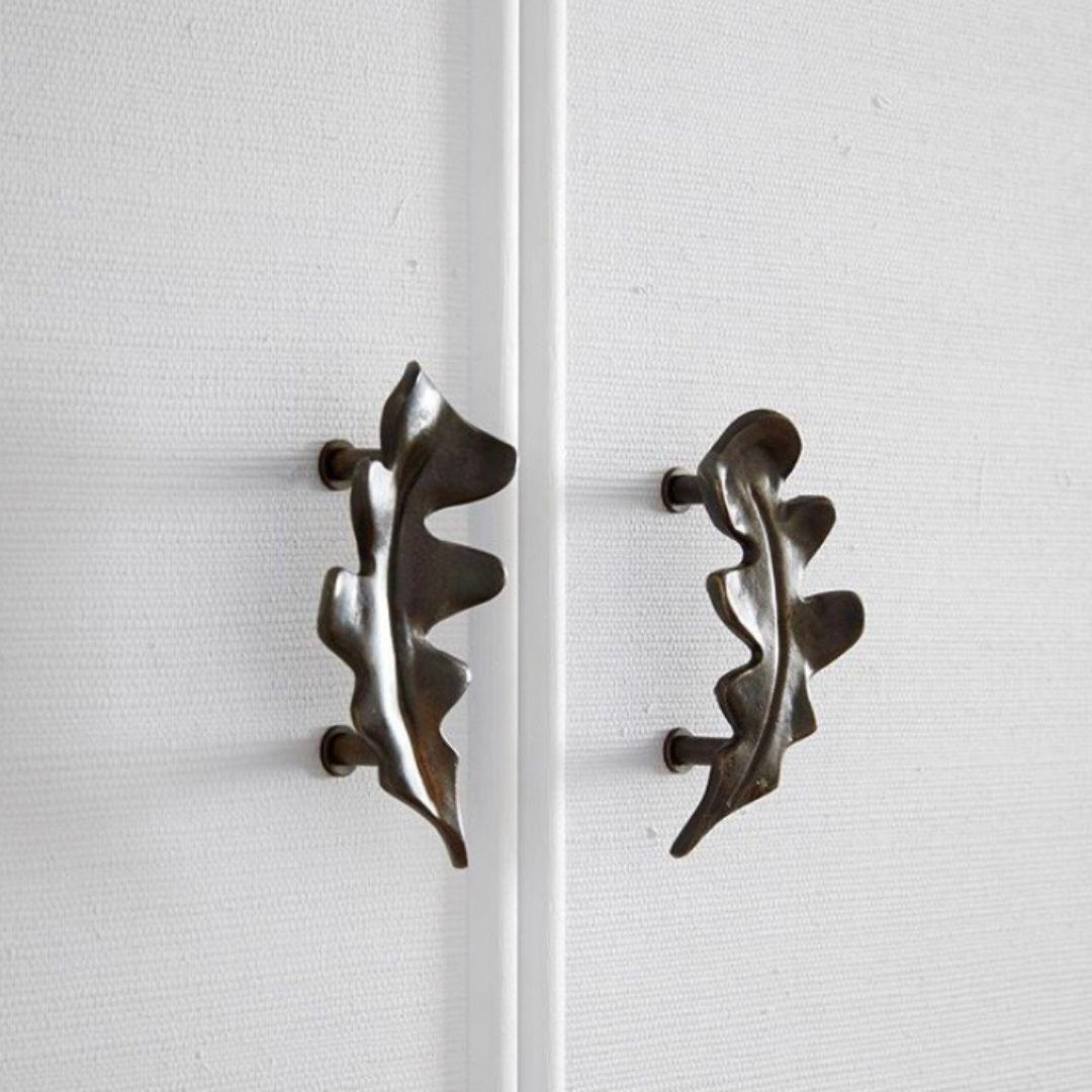 Periodo contemporaneo Pomello in ottone Chalet a forma di foglia di quercia in vendita