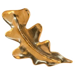 Chalet brass knob in the shape of an oak leaf