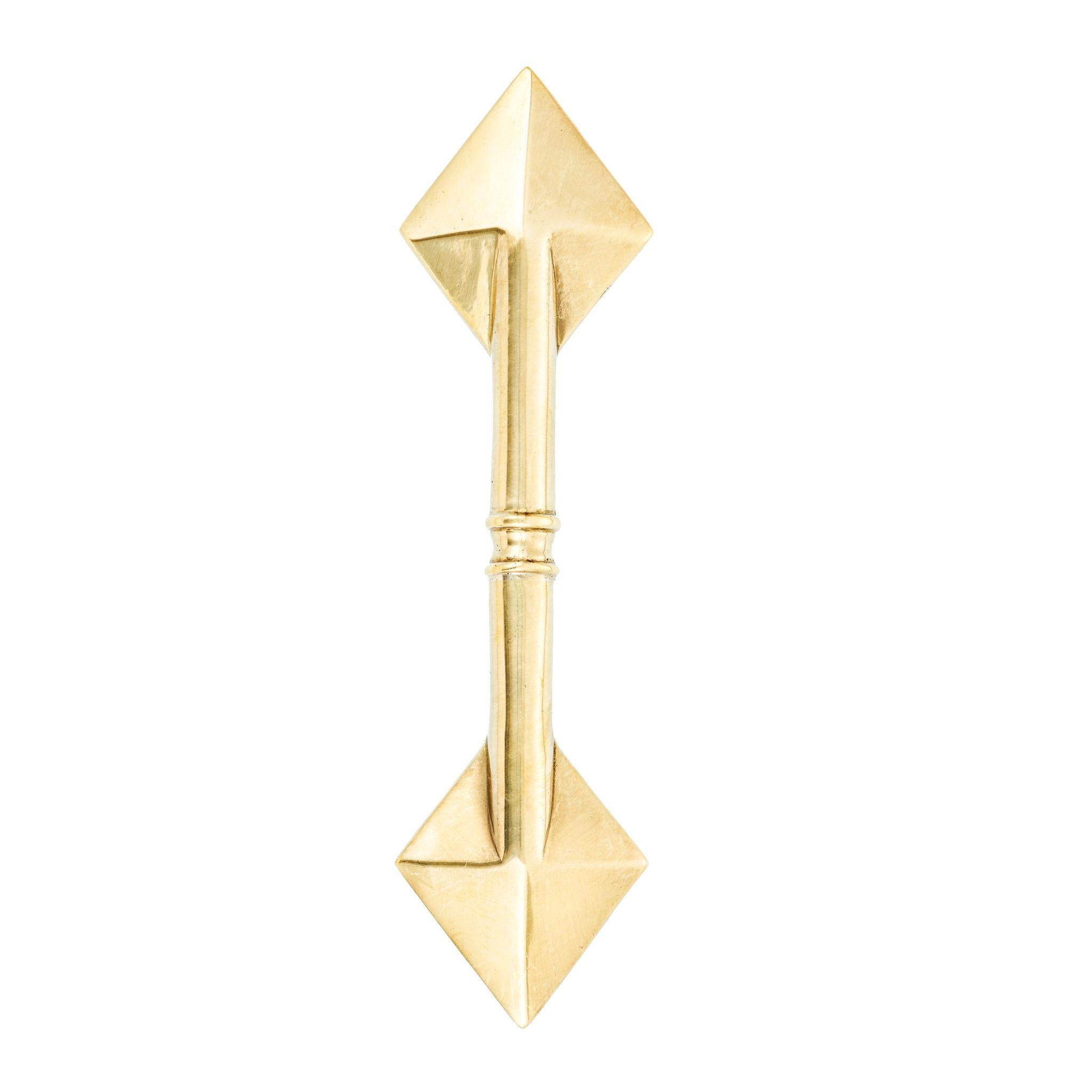 Il pomello Contemporanea in ottone con supporto a forma di rombo è un'opzione moderna ed elegante per aggiornare i tuoi armadi o cassetti. La manopola è realizzata in ottone massiccio con una finitura elegante e brillante che si abbina a una varietà