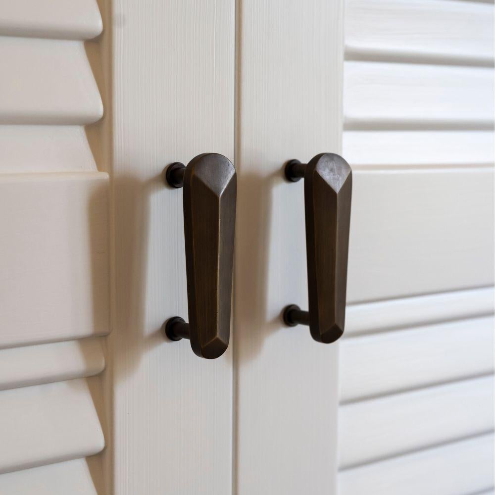 Customize your design with our faceted-shaped knob. Made of cast brass this exquisite accessory adds a touch of sophistication to any setting. Made in a variety of finishes, it is a perfect accessory for a closet door or as a handle. 