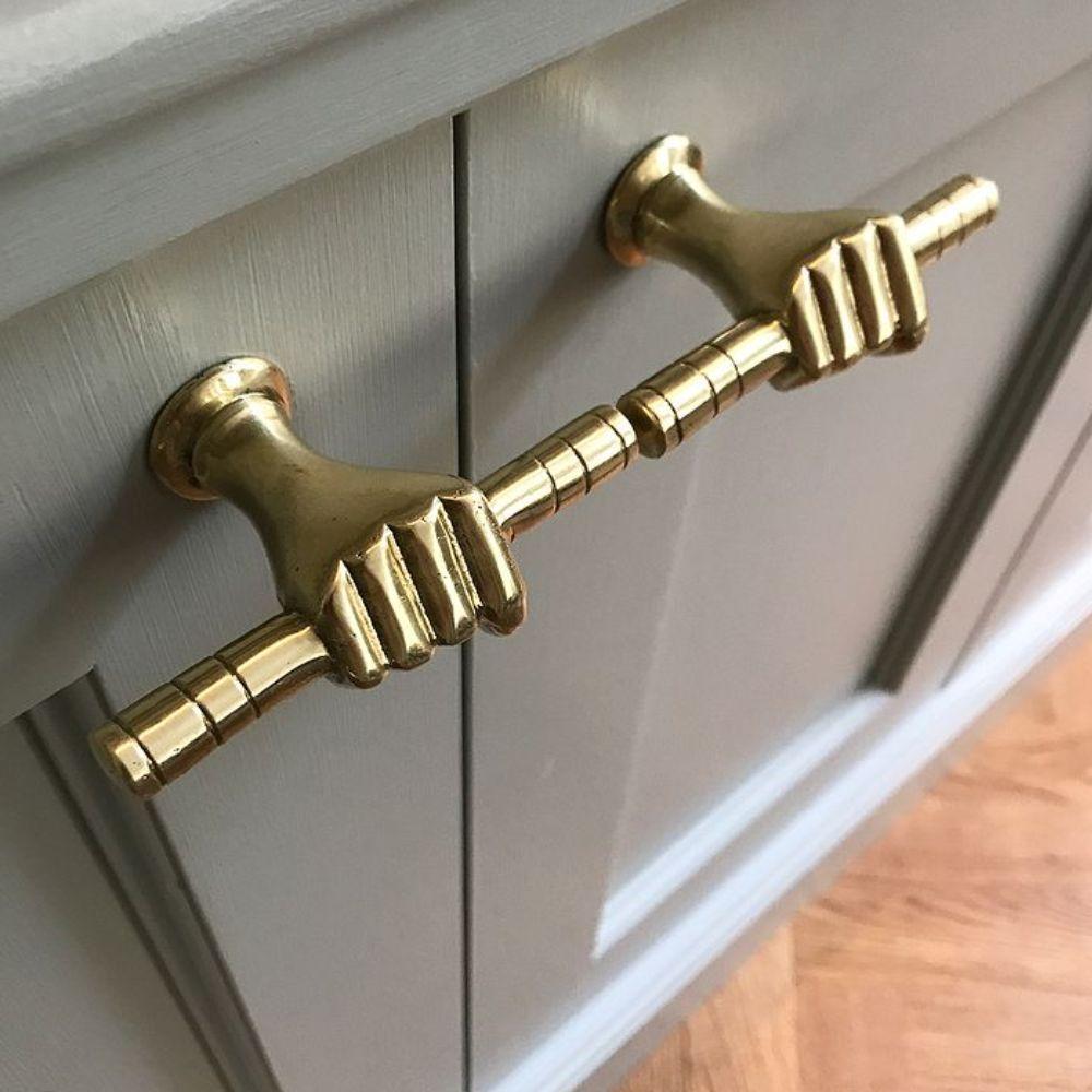 Customize your design with our distinctive closed hand knob. Belonging to the Frankestein line, it is made of cast brass and available in various finishes. This exquisite accessory adds a touch of whimsy and panache to any room and is a perfect