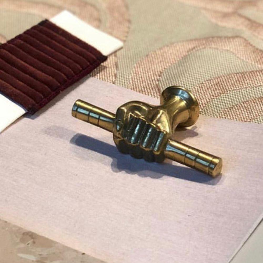 Italian Closed Hand Handle Knob BR_POM703 For Sale