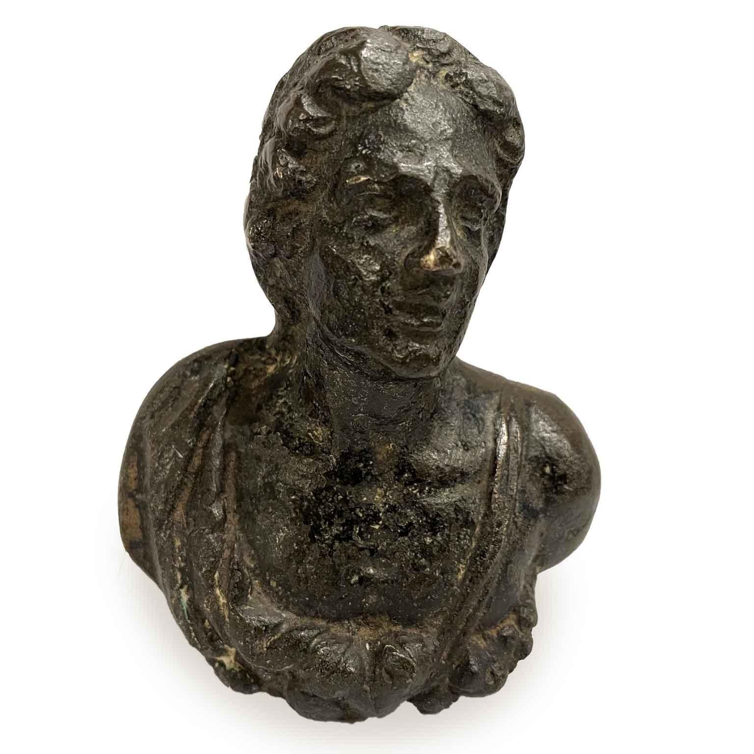 Iron Bust From 1600 depicting a boy with curly hair, dressed in a tunic that leaves one shoulder uncovered. Made of cast iron, the pommel has a dark patina and is in good condition, consistent with a date of four centuries.  This antique bronze knob