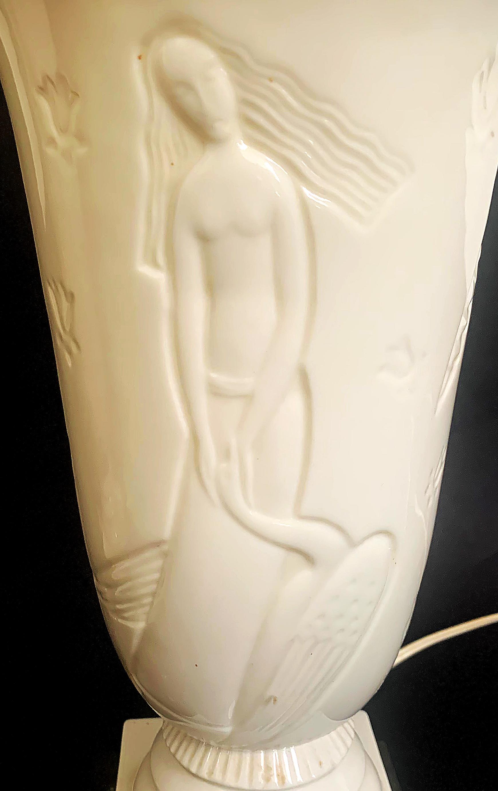 Art déco Paire de rares luminaires en porcelaine Art Déco « Pomona, Leda and the Swan » de Lenox en vente