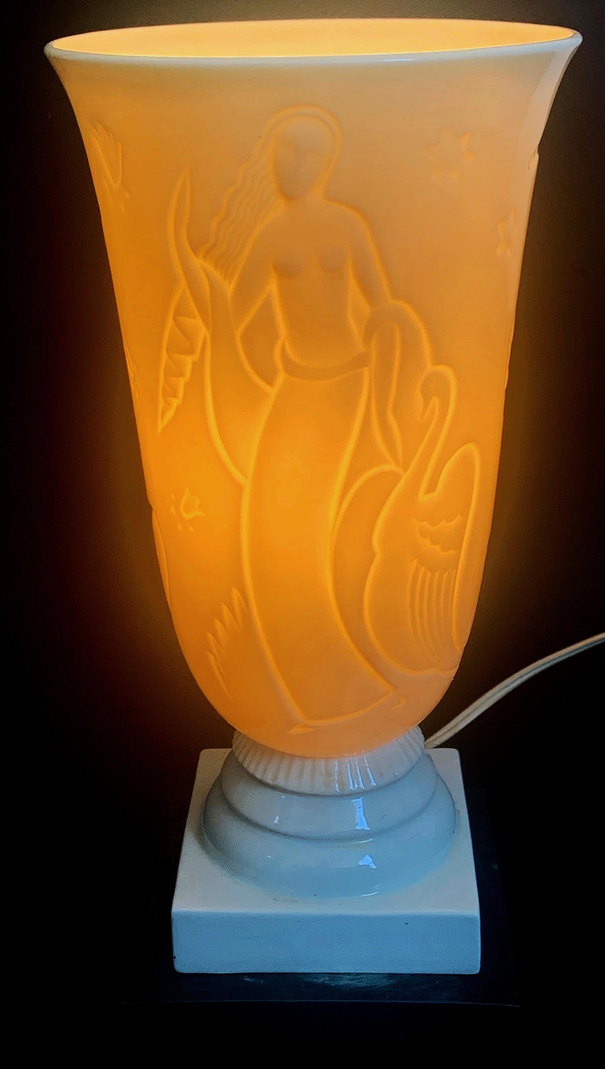 Américain Paire de rares luminaires en porcelaine Art Déco « Pomona, Leda and the Swan » de Lenox en vente