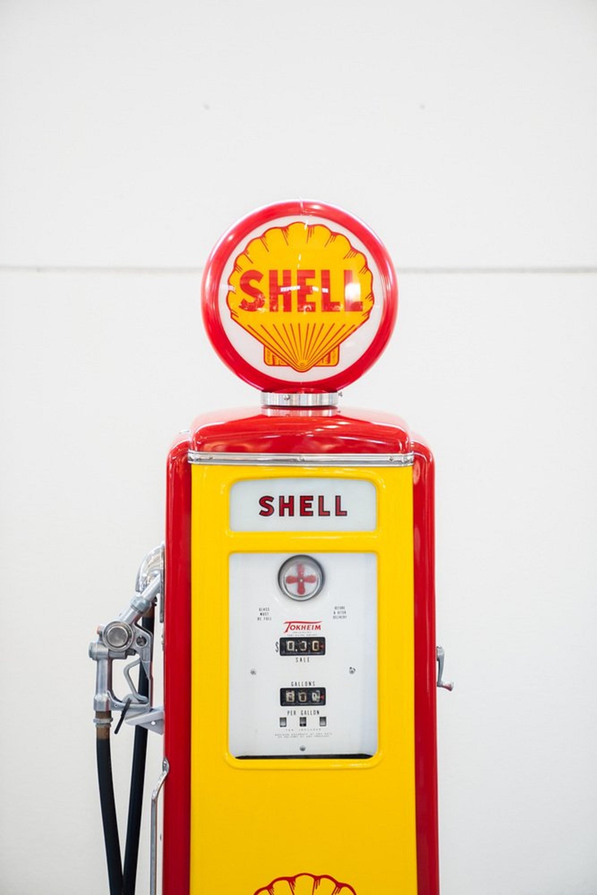 Véritable pièce de l'histoire américaine, cette pompe à essence Shell emblématique des années 1950 est plus qu'un simple objet : c'est un symbole de l'âge d'or des stations-service et du design vintage.
Avec ses couleurs vives et son grand logo