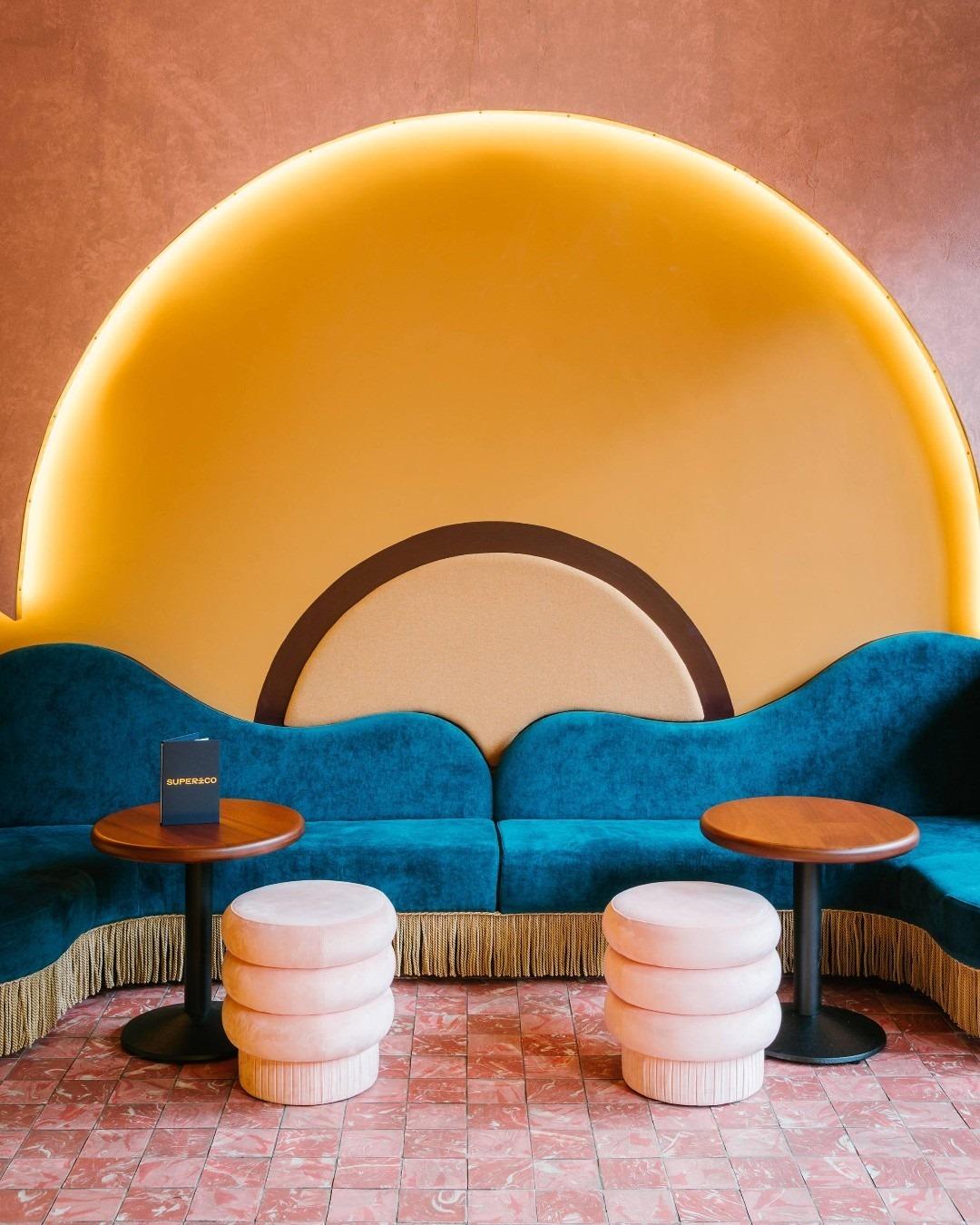 Pouf scultoreo in velluto Pompa Contemporary di Houtique in vendita 3