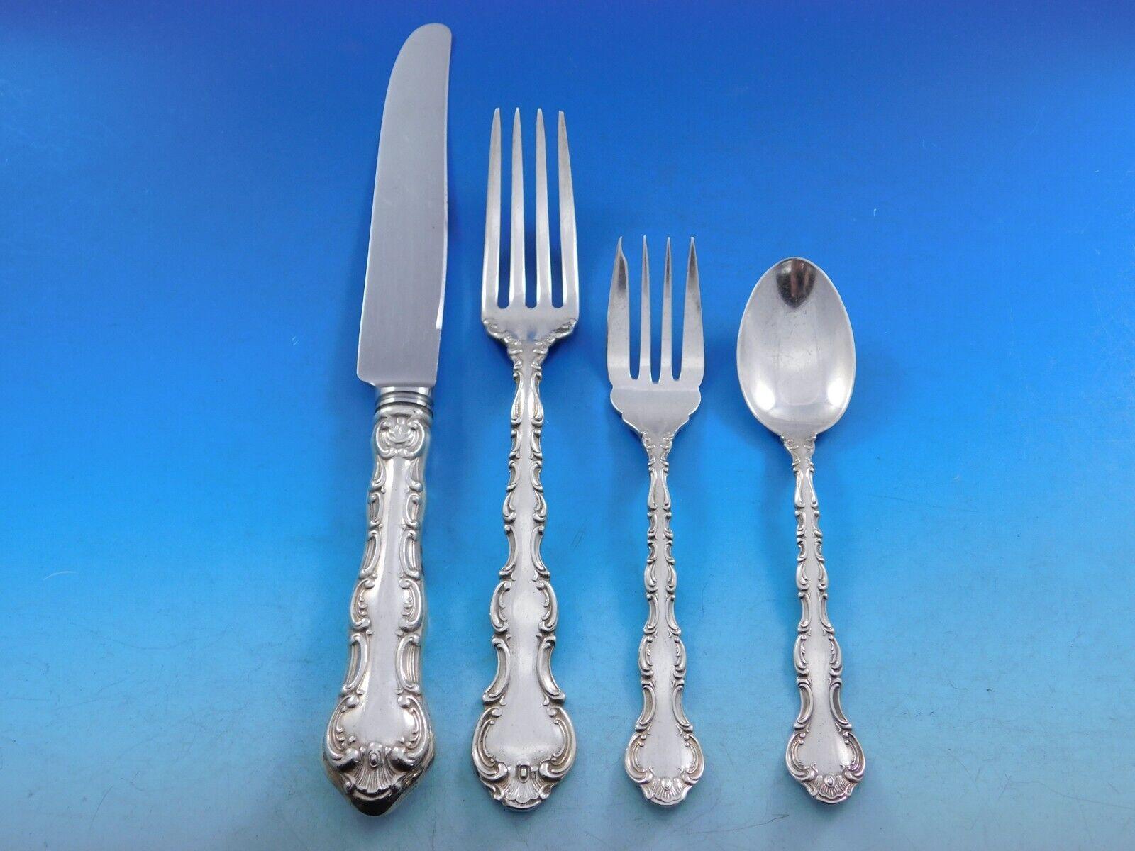 Dinner Size Pompadour by Birks (Kanada) Sterlingsilber-Besteck, 98 Teile. Dieses Muster sieht aus wie Strasbourg von Gorham. Dieses Set enthält:

8 Tafelmesser, 10