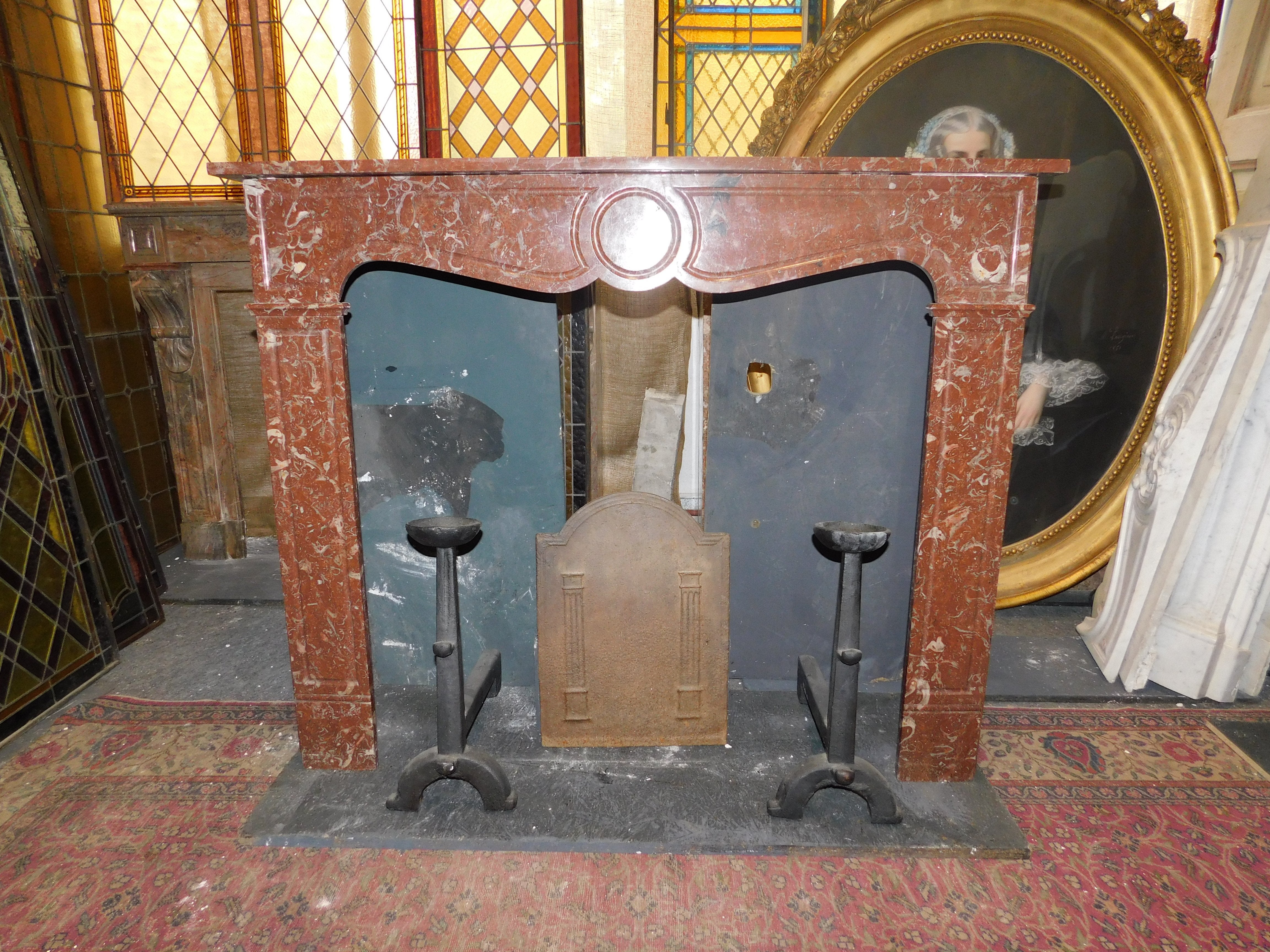 Cheminée Pompadour ancienne en marbre Rosso Francia, sculptée d'une forme pompadour typique, du 19ème siècle et provenant de France.
Dimensions extérieures maximales cm l 125 x H 102 x D 33, dimensions intérieures de l'embouchure cm l 91 x H 88
