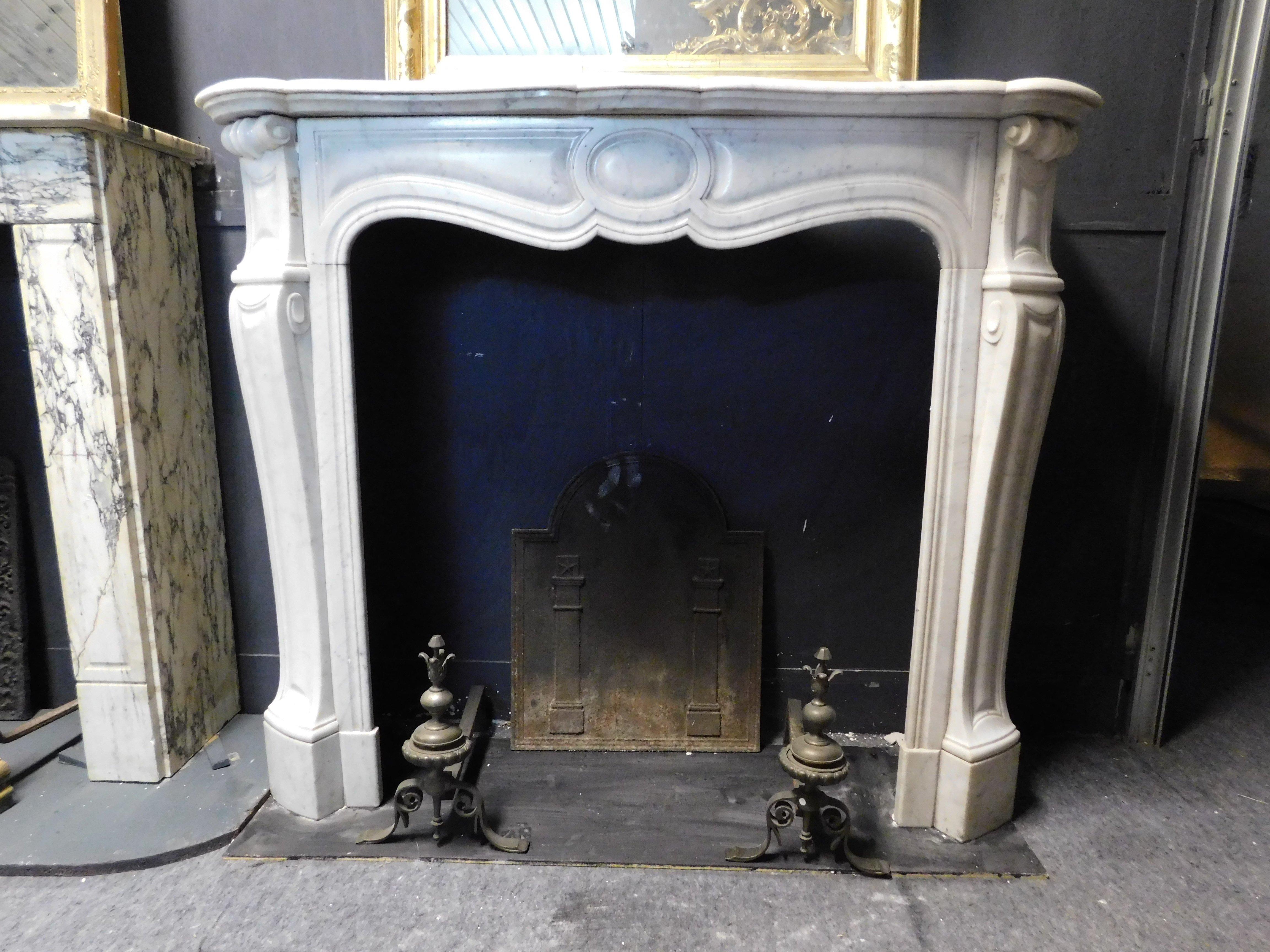 Cheminée ancienne, sculptée dans le modèle Pompadour en marbre blanc de Carrare, original du 19ème siècle, originaire de France. Dimensions cm l 125 x H 108 x D 37, l'embouchure intérieure mesure cm l 83 x H 91