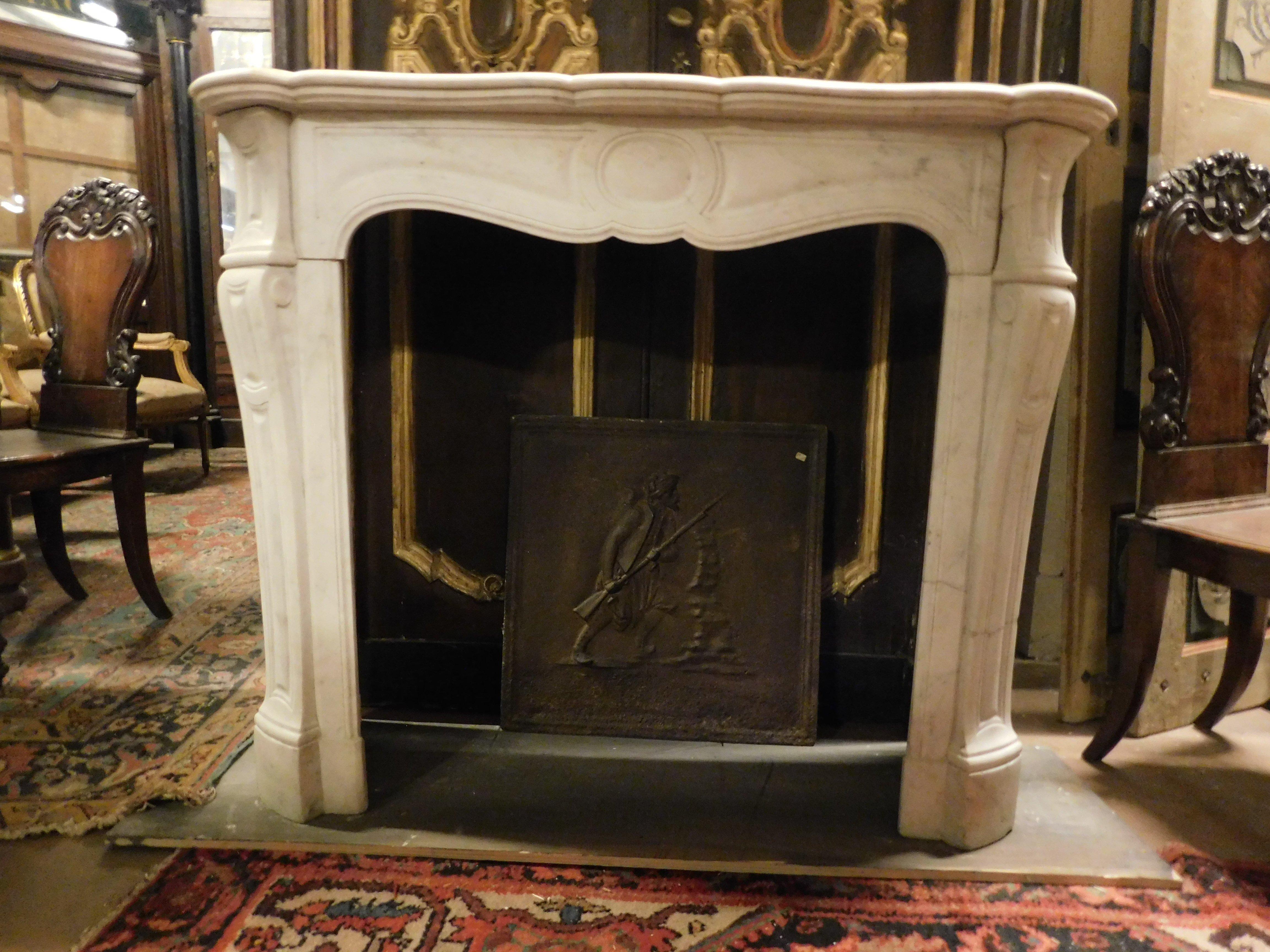 Pompadour model mantle fireplace, carved with typical geometric shape of the style in white Carrara marble, from France and original from the 19th century.
Maximum external dimensions cm w 116 x H 98 x D 36, the internal mouth measures cm w 78 x H 83