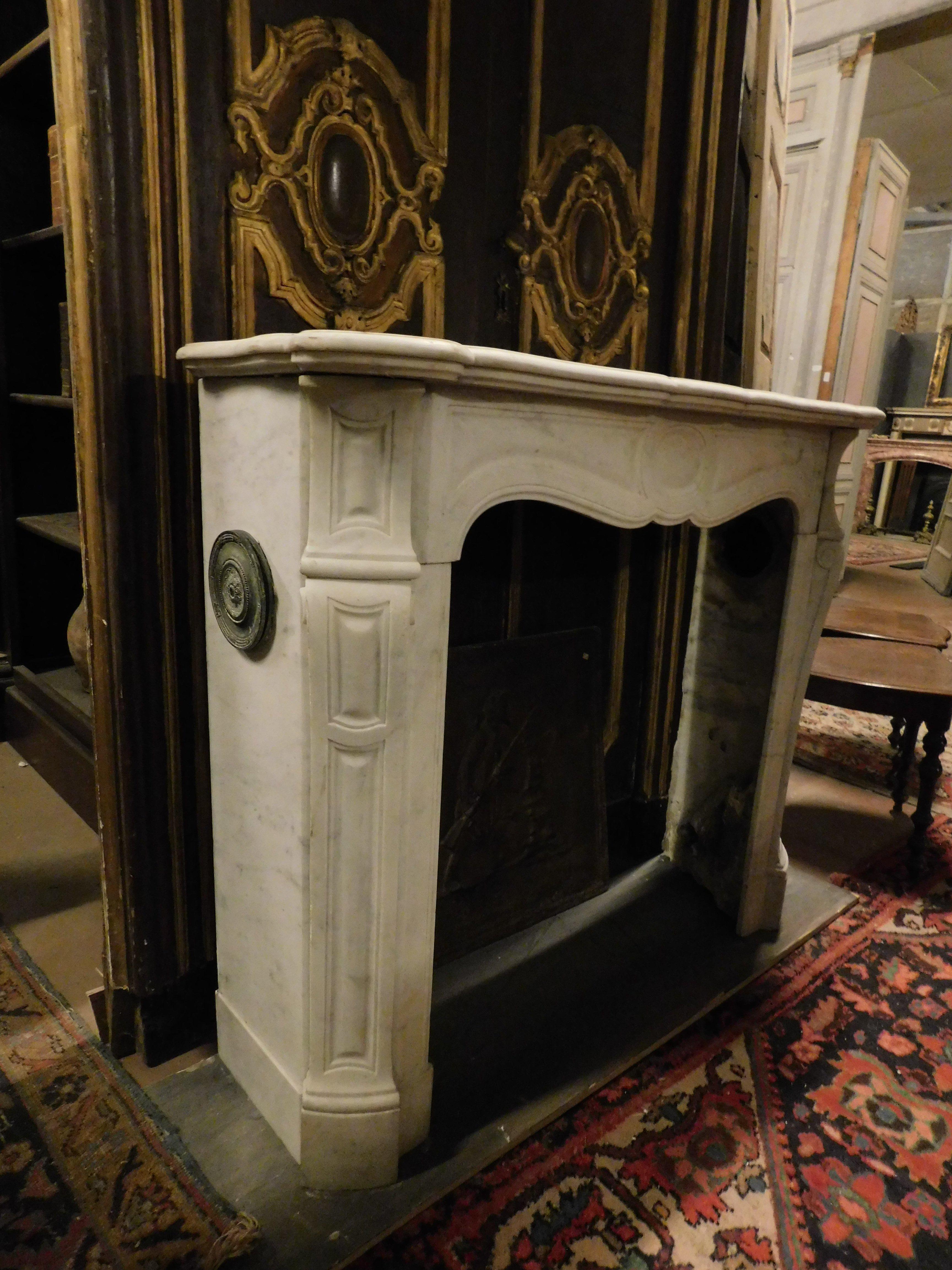 Pompadour model mantle fireplace in white Carrara marble, France In Good Condition In Cuneo, Italy (CN)