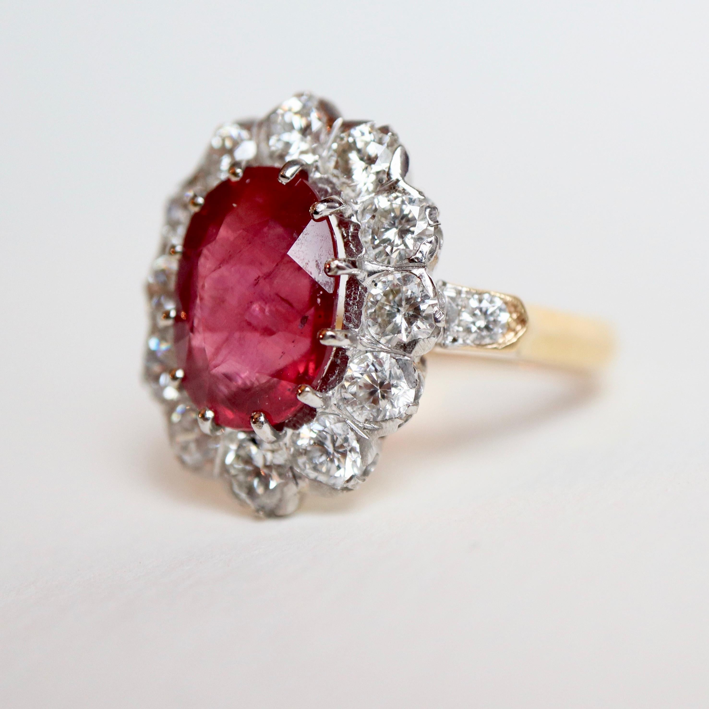 Pompadour model ring in 18K yellow gold, diamonds and 5.12K rubies
Pompadour model ring in 18K yellow gold setting in its center a large prong-set ruby weighing 5.12 carats surrounded by 12 diamonds of approximately 0.15 carats each for a total
