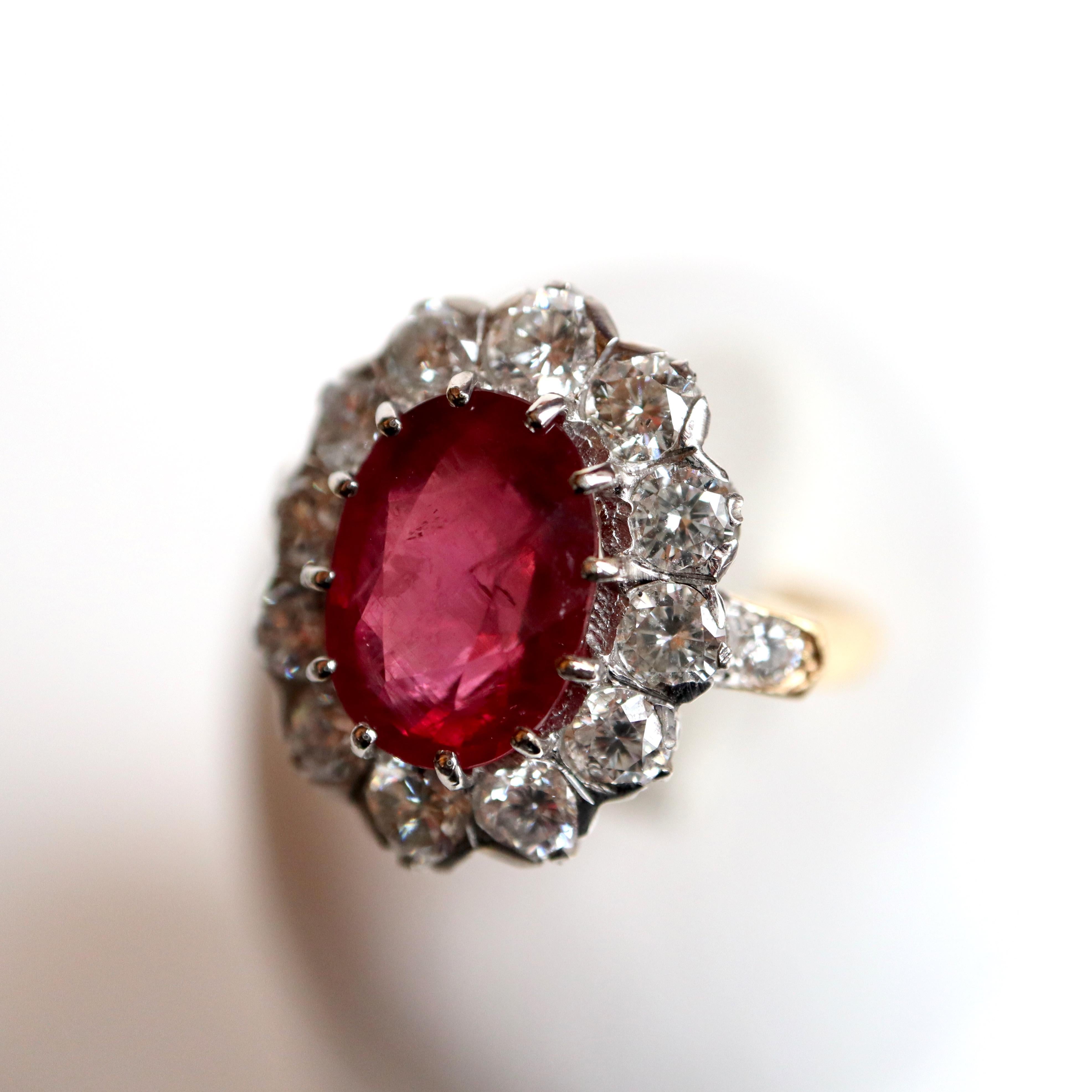 Pompadour Model Ring in 18K Yellow and white Gold, Diamonds and 5.12K Rubies In Good Condition For Sale In Paris, FR
