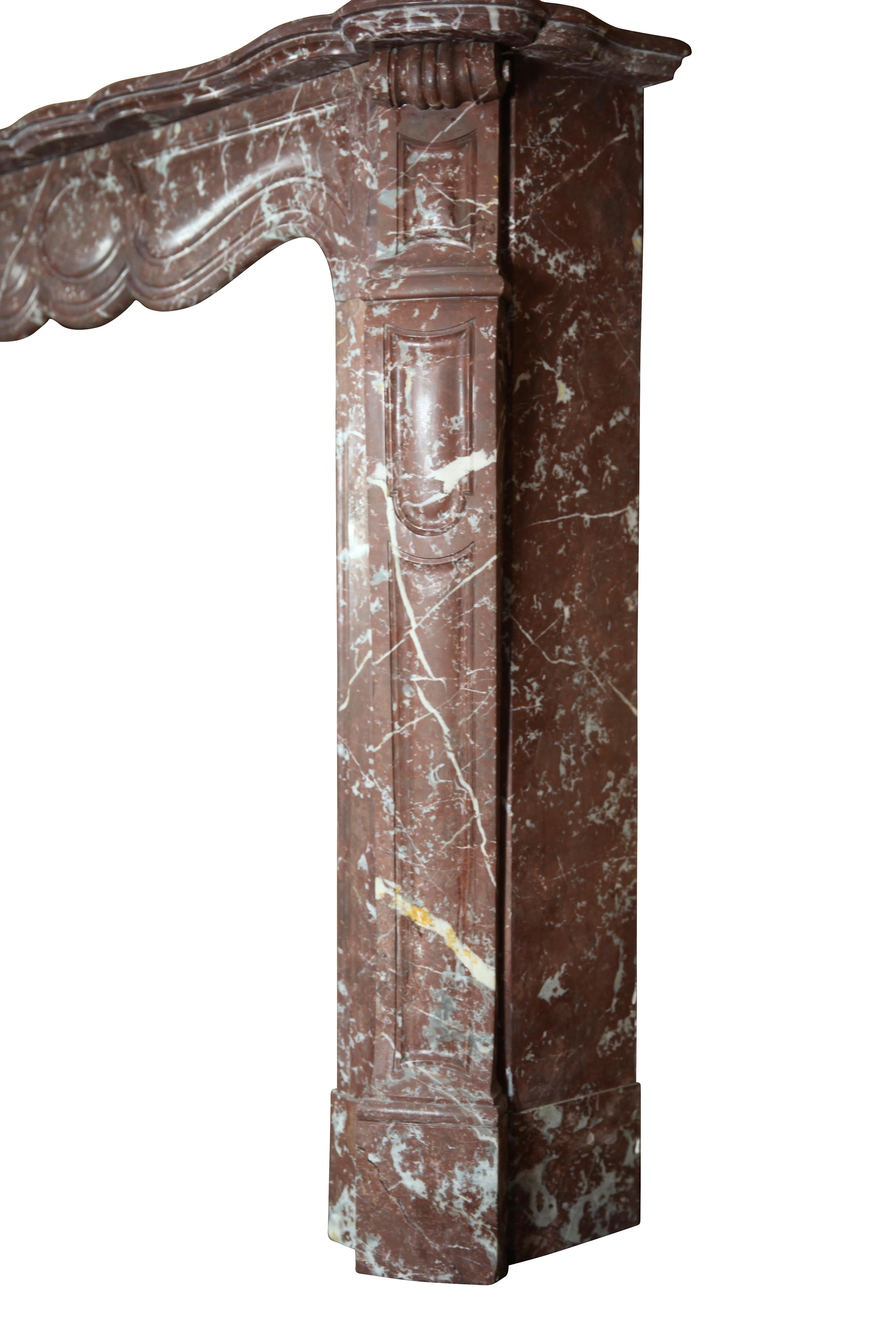 Sculpté à la main Encadrement de cheminée belge classique de style Pompadour en vente