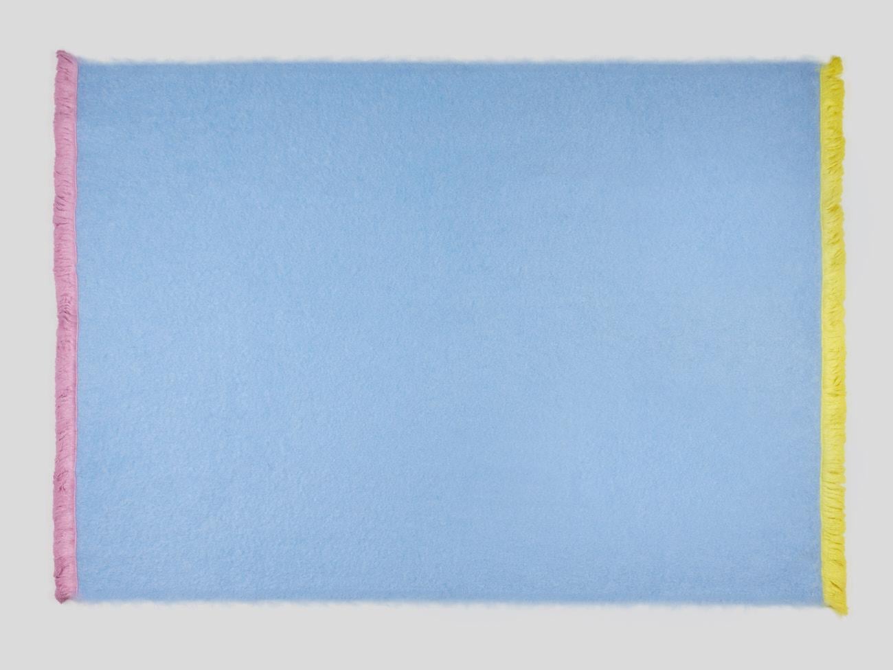Broderie Pompallier, couverture bleu doux brodée à la main en vente