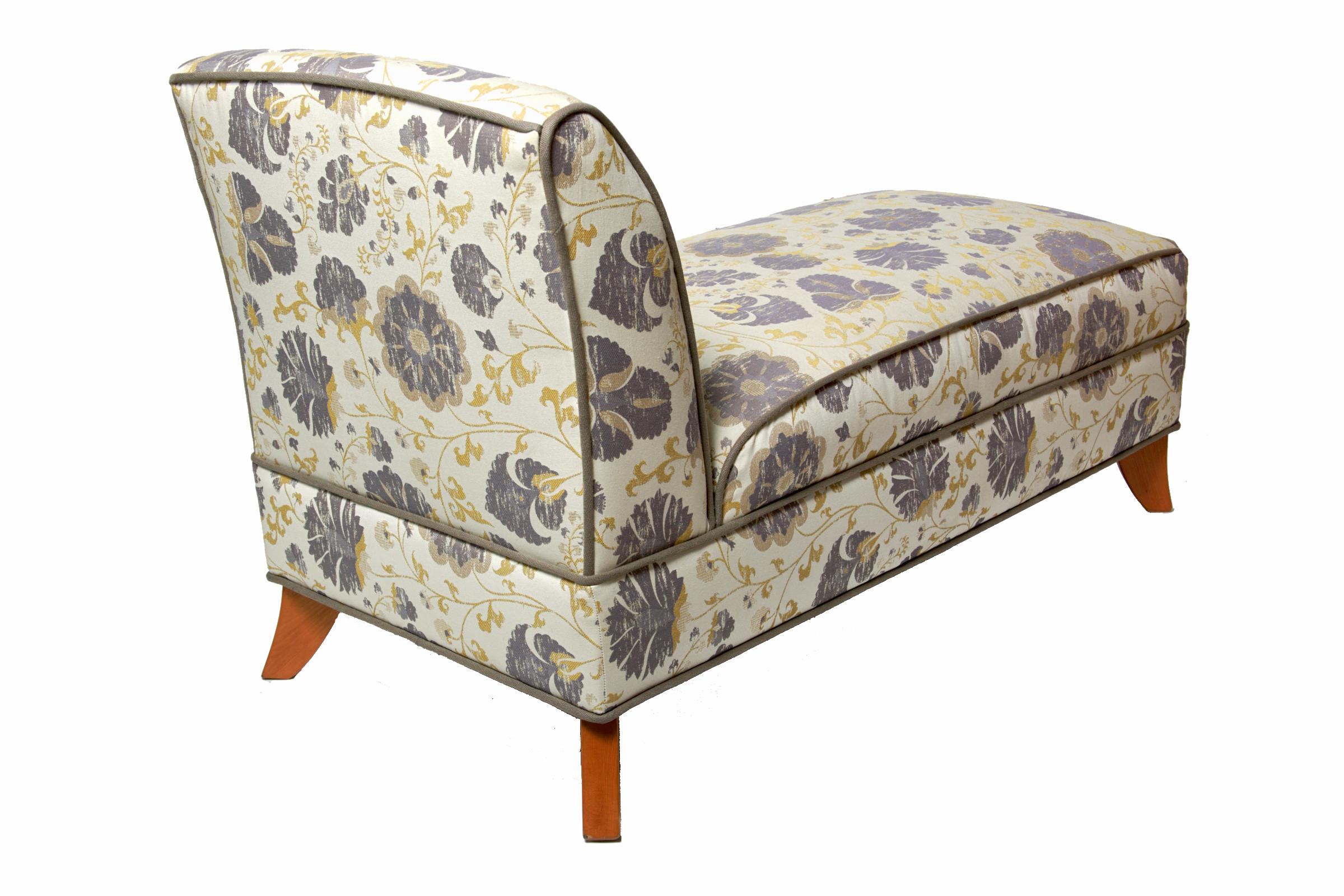 Stilvolle Chaiselongue von Pompanoosuc Mills aus Vermont:: bekannt für die handwerkliche Herstellung von Qualitätsmöbeln. Die Lounge wurde mit einem Robert Allen-Stoff in dezentem Grau und Creme mit grauer Paspelierung bezogen. Die geschwungenen
