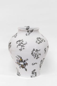 Pompei, vaso contemporaneo in porcellana con design decorativo di Vito Nesta