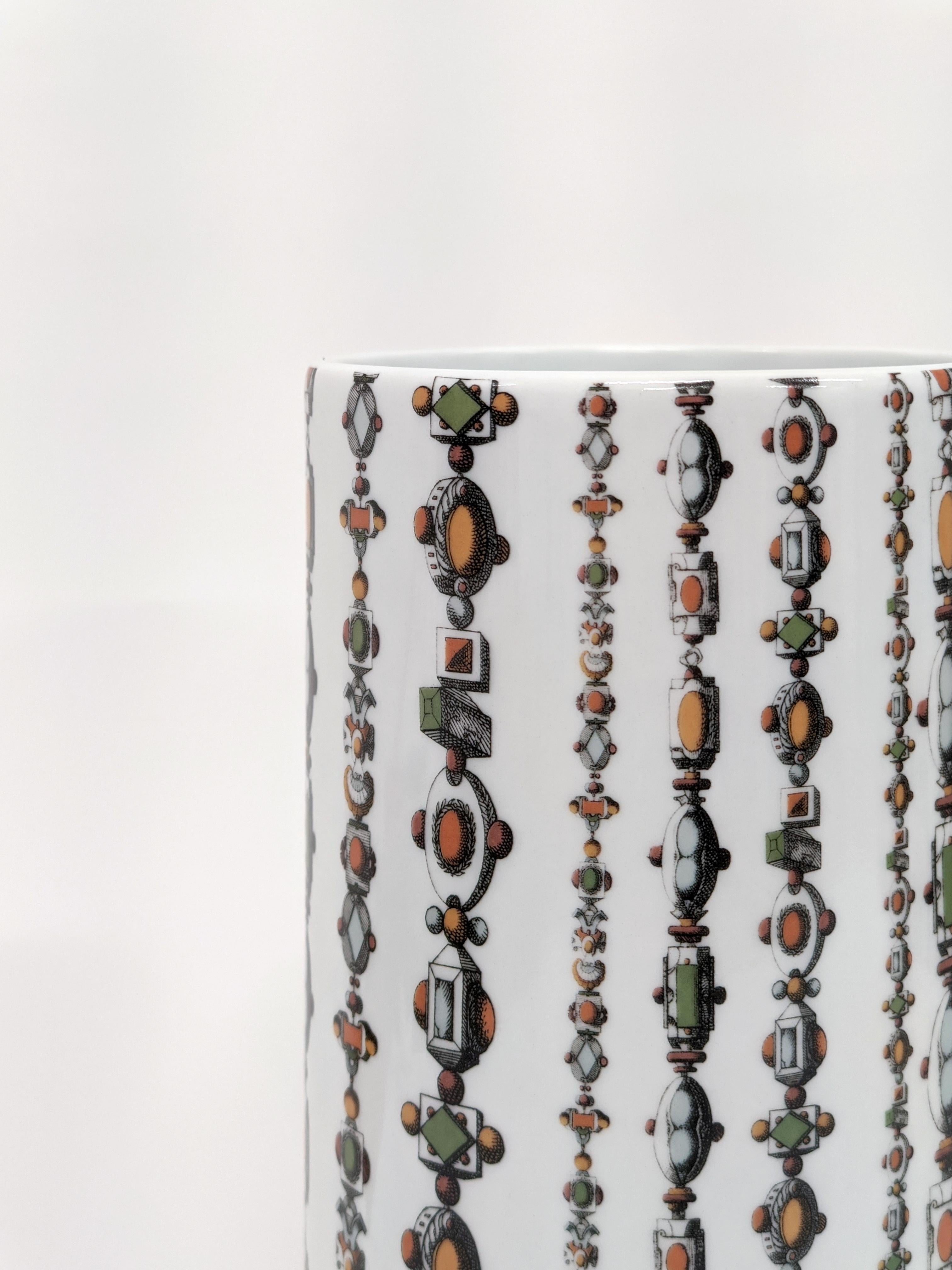 Pompei, vaso contemporaneo in porcellana con design decorativo di Vito Nesta In condizioni Nuovo in vendita a Milano, Lombardia