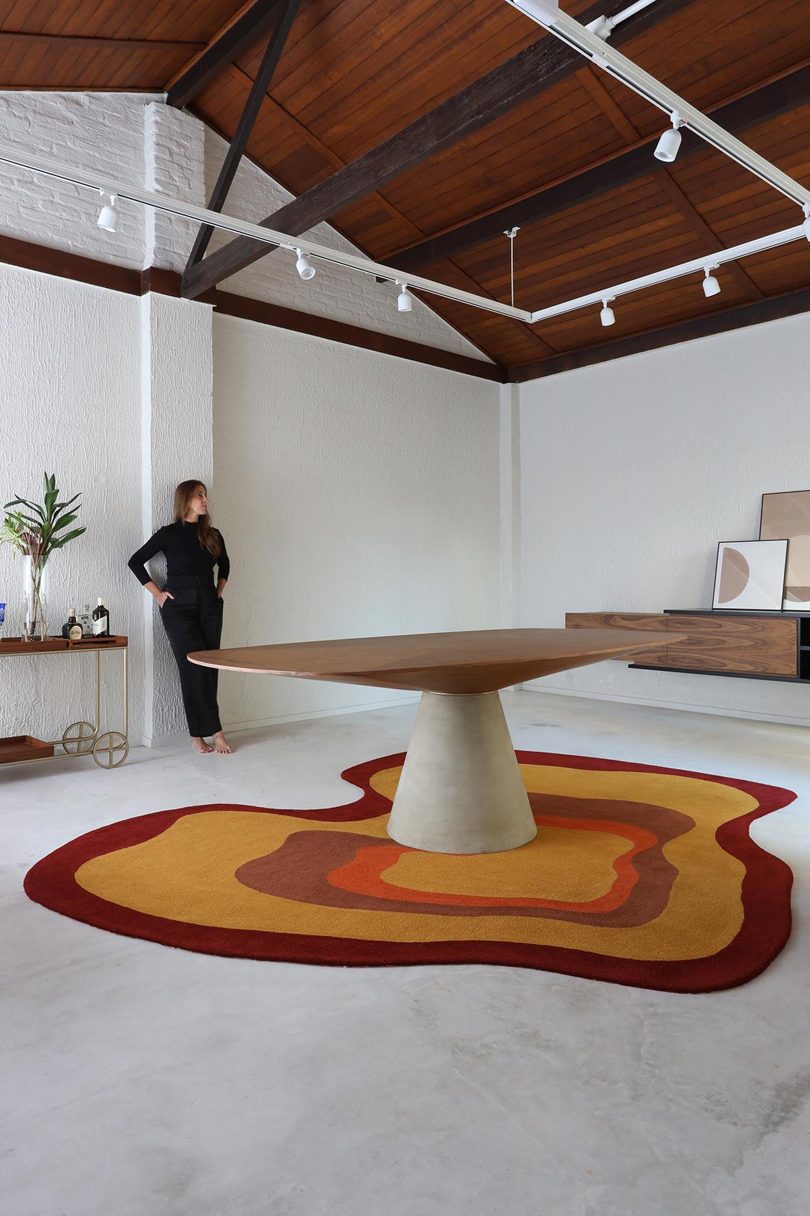 Le tapis Pompeia est inspiré par Lina Bo Bardi. Les rayures et le mélange de textures donnent un résultat et une touche uniques à cette pièce. 

Les tailles sont personnalisables.

  