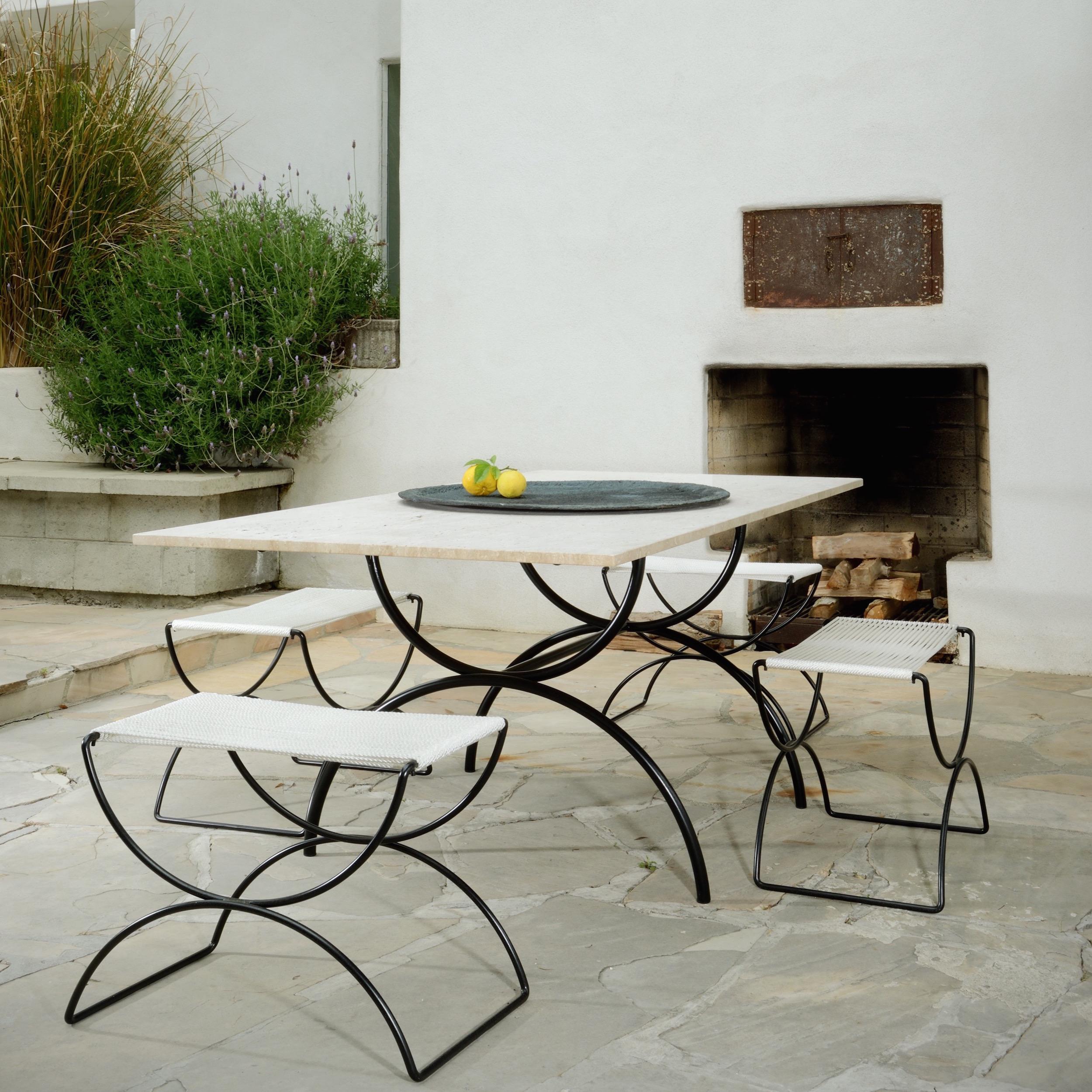 Poudré Pompeii Table de salle à manger d'extérieur Base en acier inoxydable Plateau en travertin adouci et taillé dans la veine en vente