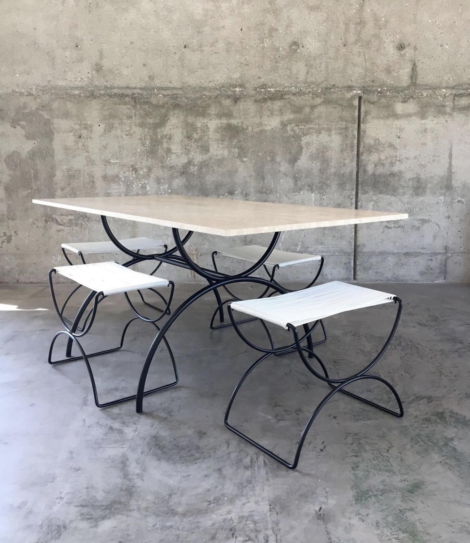 XXIe siècle et contemporain Pompeii Table de salle à manger d'extérieur Base en acier inoxydable Plateau en travertin adouci et taillé dans la veine en vente