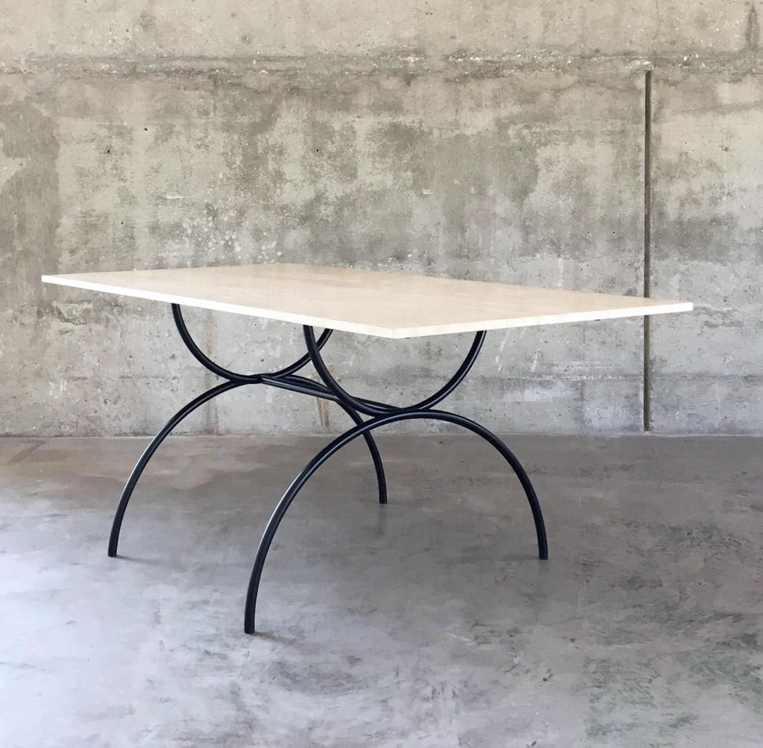 Travertin Pompeii Table de salle à manger d'extérieur Base en acier inoxydable Plateau en travertin adouci et taillé dans la veine en vente