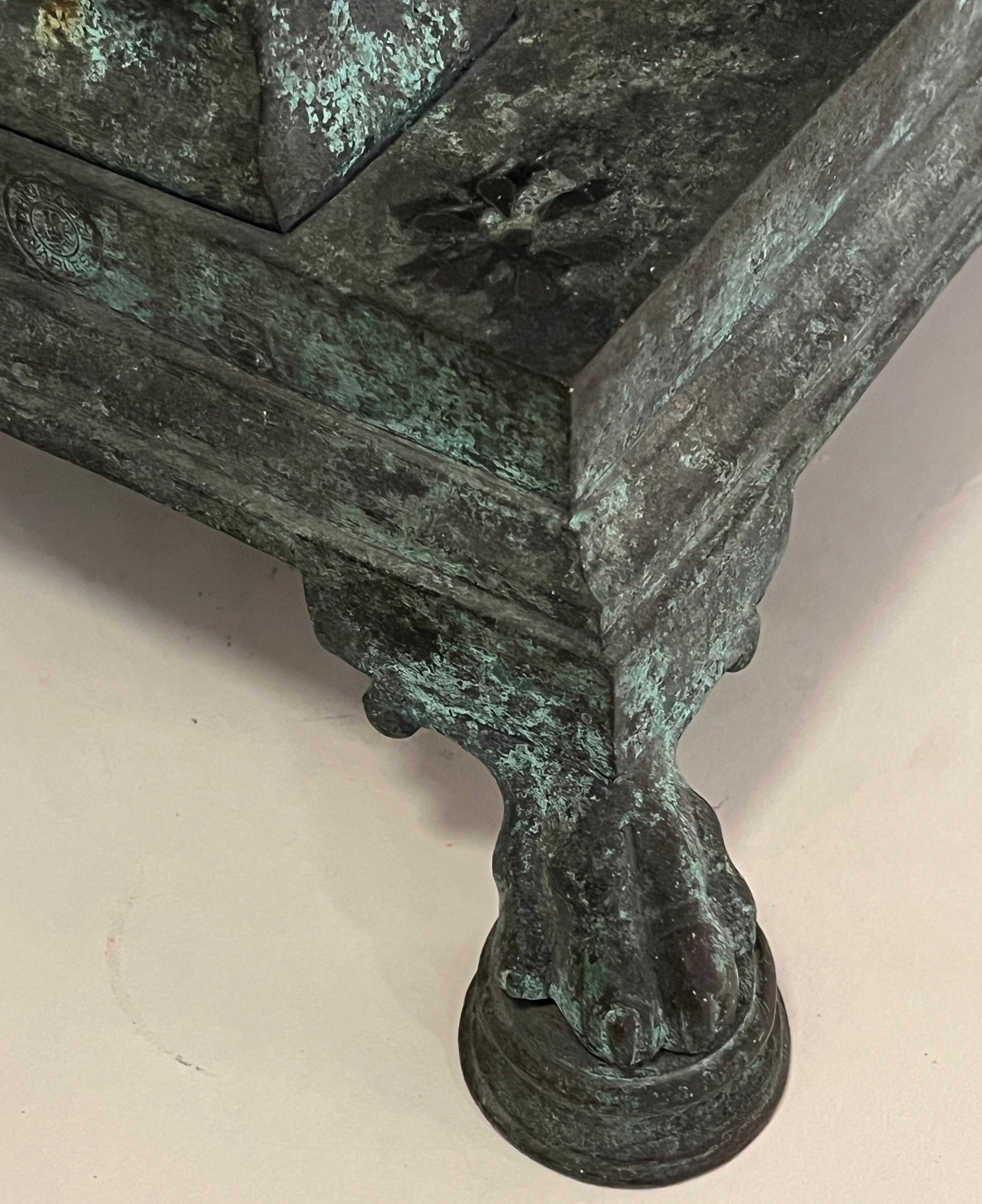 Table en bronze à vert-de-gris de Pompeii avec Nike et trophée, Italie, XIXe siècle en vente 3