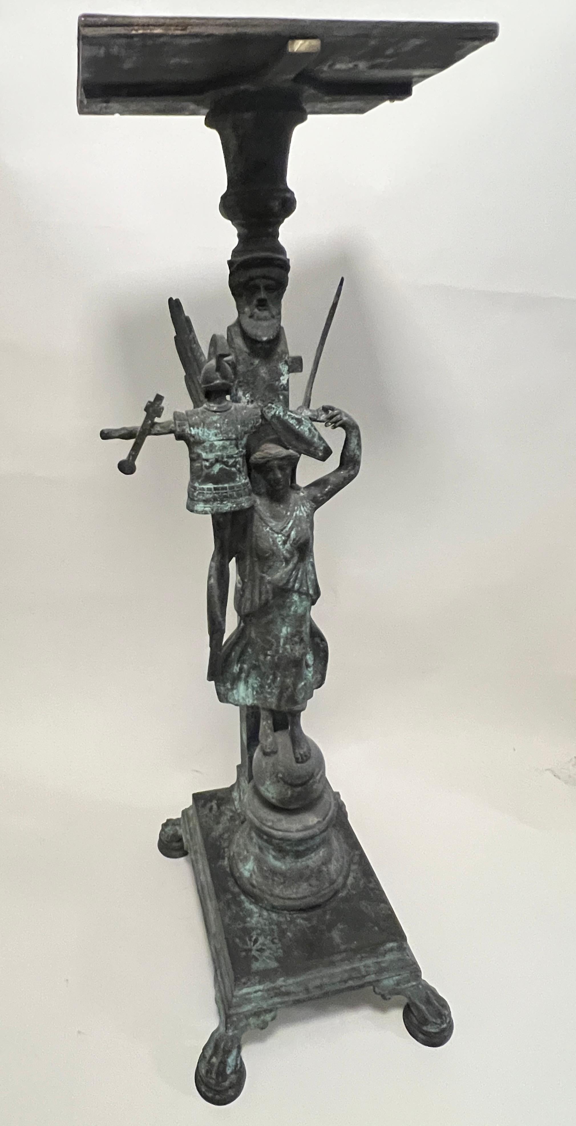 Cette table est une reproduction rare, attribuée à la fonderie Chiurazzi de Naples (Italie), d'un artefact découvert lors des fouilles de Pompéi. L'original se trouve au musée archéologique national de Naples. La table en bronze est soutenue par un