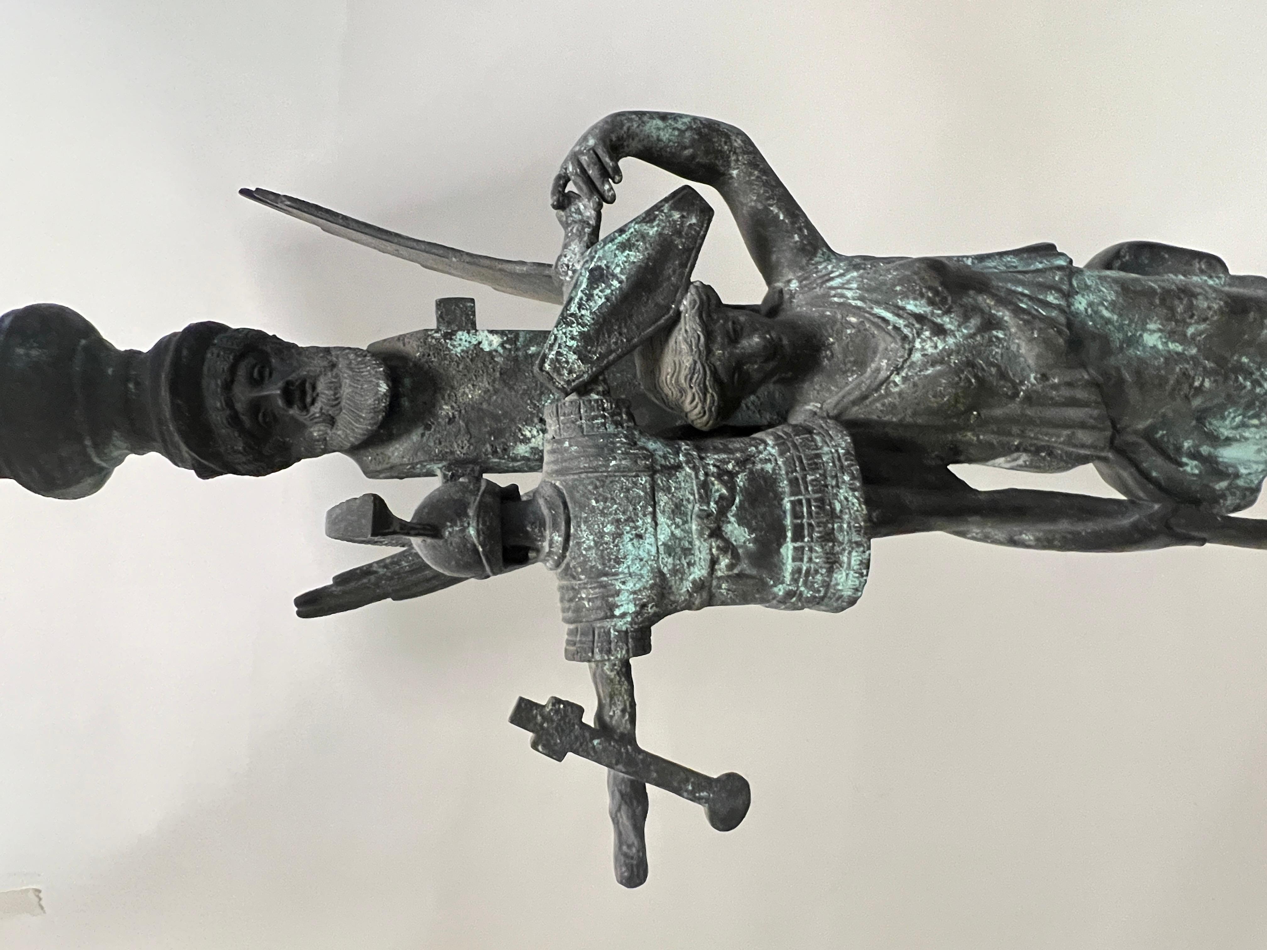 Romain classique Table en bronze à vert-de-gris de Pompeii avec Nike et trophée, Italie, XIXe siècle en vente