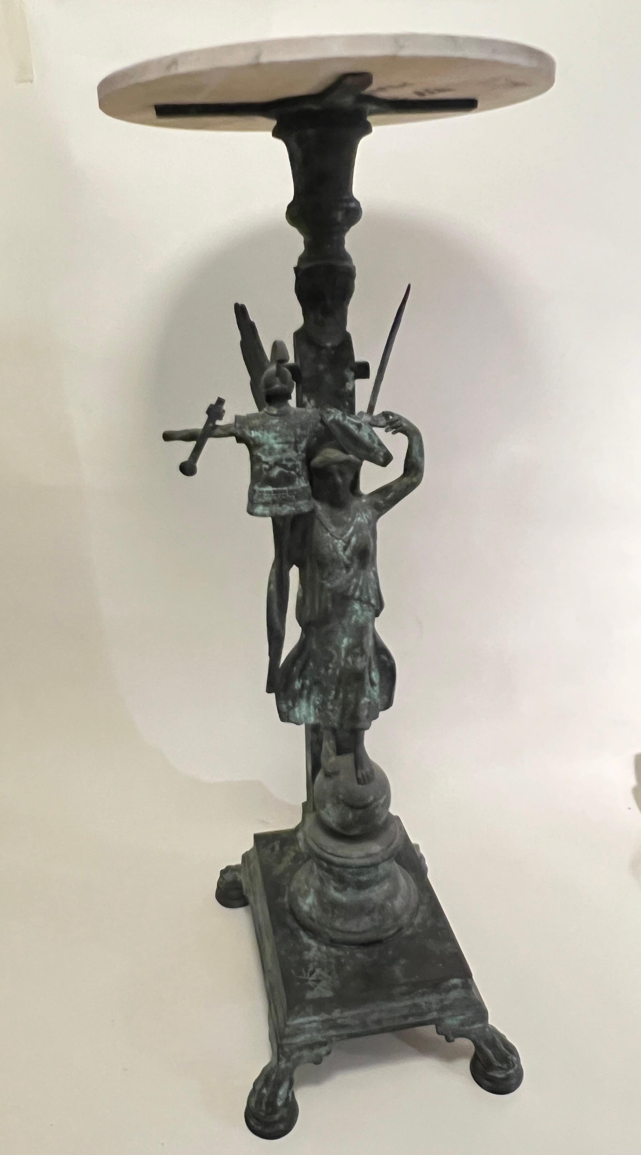 italien Table en bronze à vert-de-gris de Pompeii avec Nike et trophée, Italie, XIXe siècle en vente