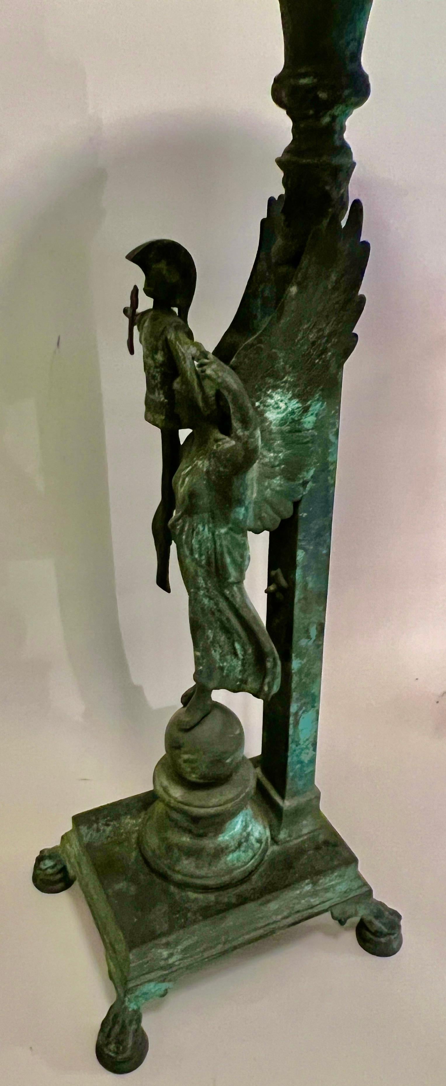 Table en bronze à vert-de-gris de Pompeii avec Nike et trophée, Italie, XIXe siècle Bon état - En vente à Miami Beach, FL