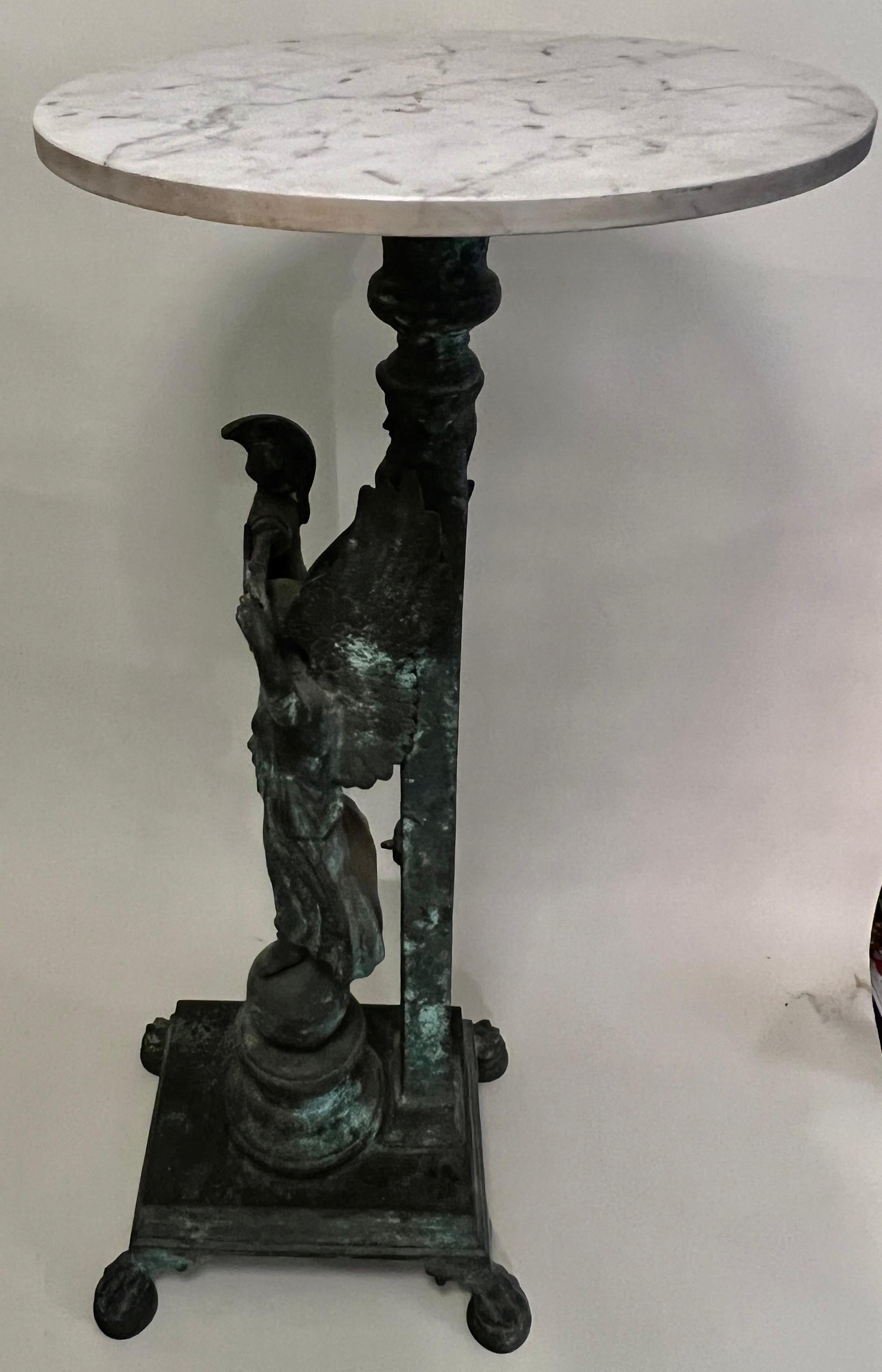 Bronze Table en bronze à vert-de-gris de Pompeii avec Nike et trophée, Italie, XIXe siècle en vente