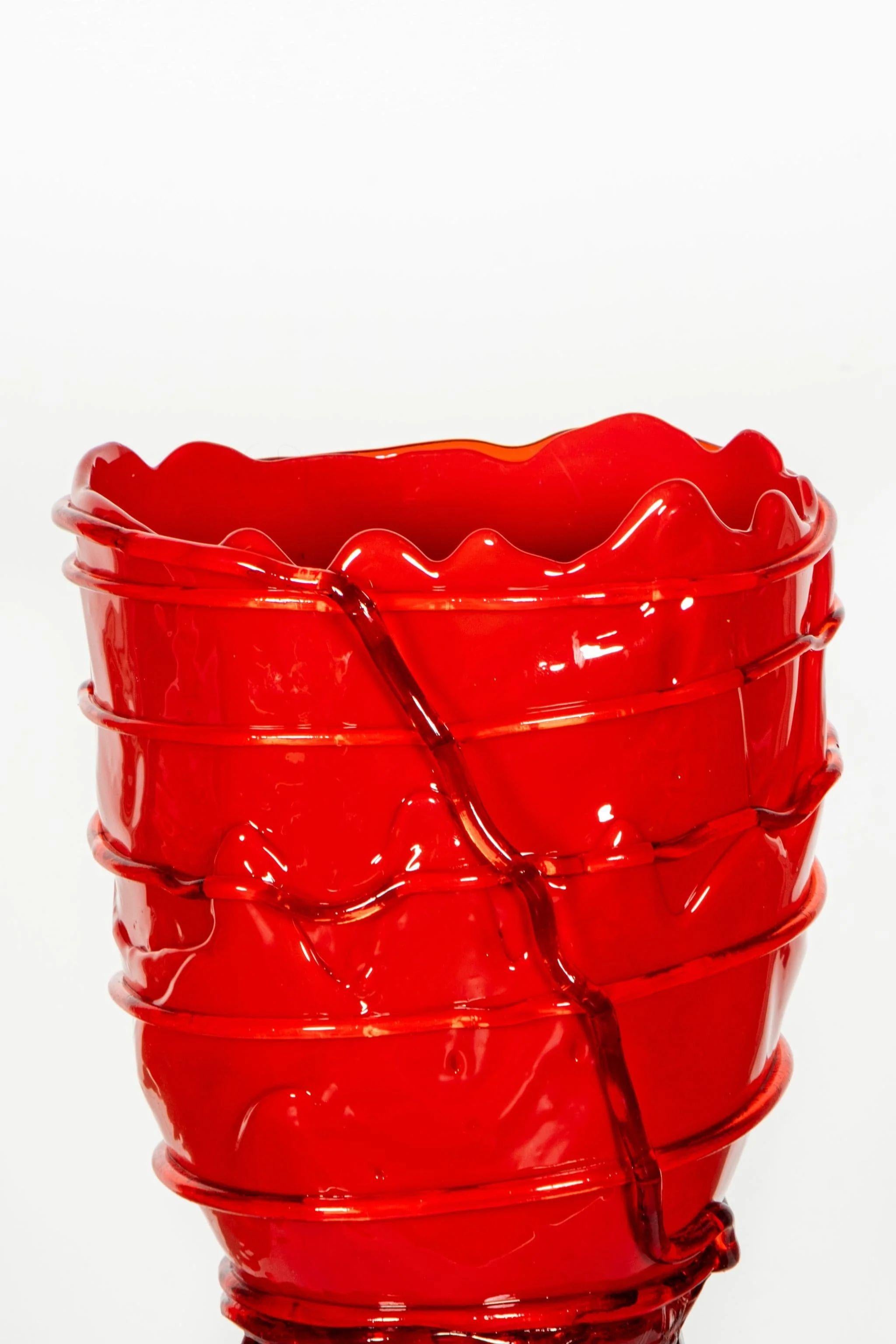 Vase en résine souple conçu par Gaetano Pesce en 1995 pour la collection Fish Design.

*Toutes les pièces sont faites à la main et donc uniques. Des variations dans les dimensions, les teintes et la répartition des couleurs sont probables.