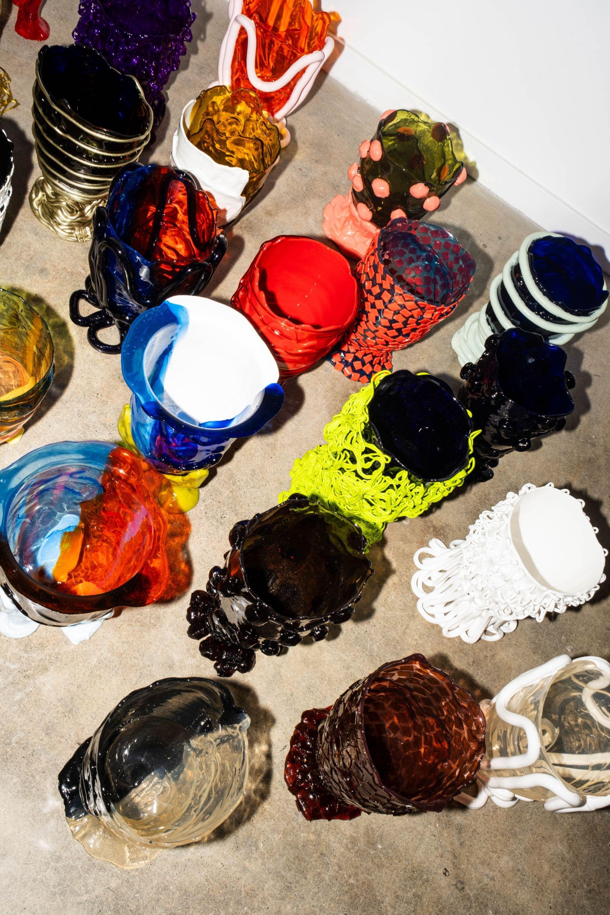 Résine Vase Pompitu II, rouge clair et rouge mat par Gaetano Pesce en vente