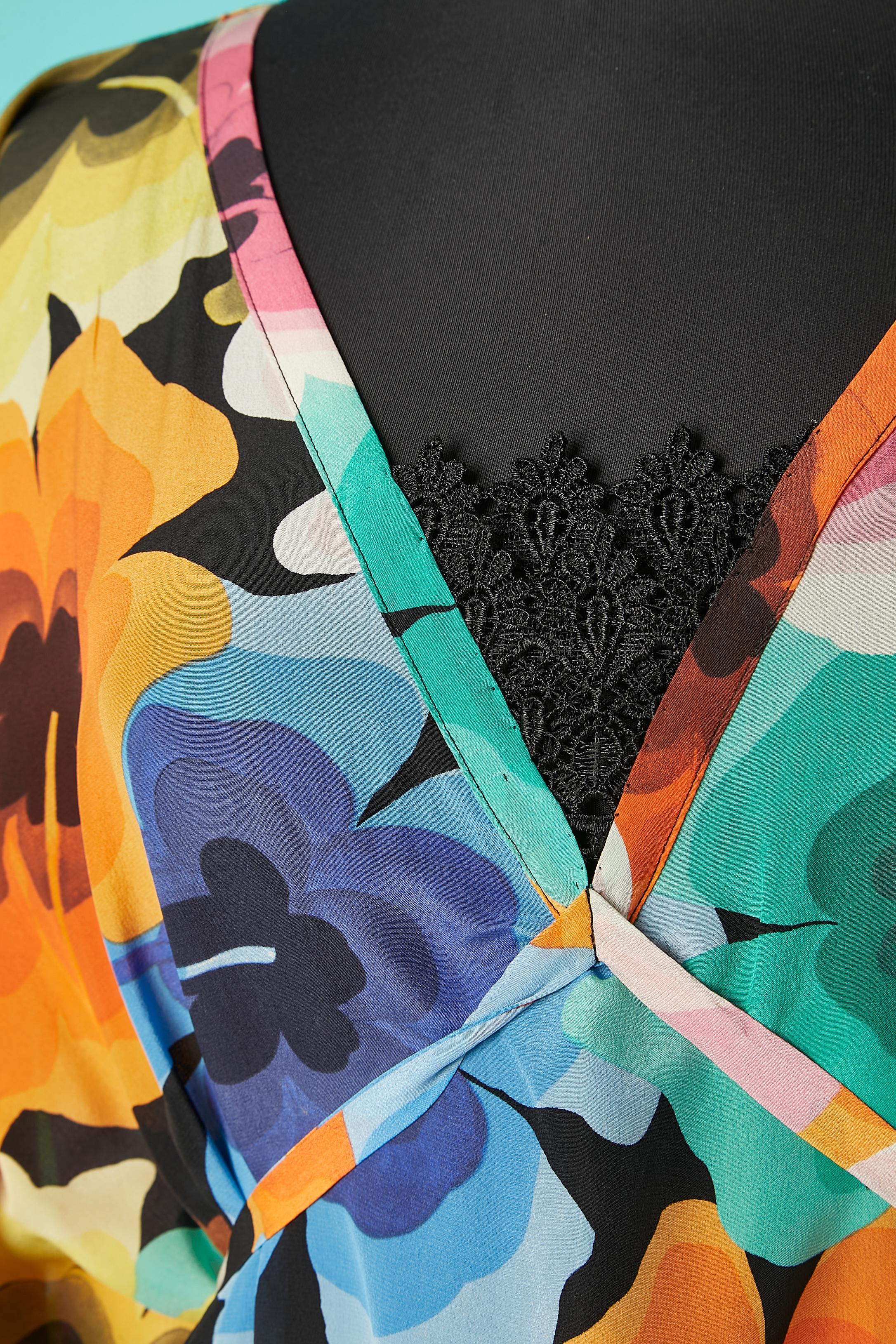 Poncho-Kleid mit mehrfarbigem Blumendruck und schwarzem Spitzendetail in der vorderen Mitte. Kein Etikett für die Stoffzusammensetzung, aber wahrscheinlich Seide. 
Die gleiche Stoffschnur ist in der vorderen Mitte befestigt und in der hinteren Mitte