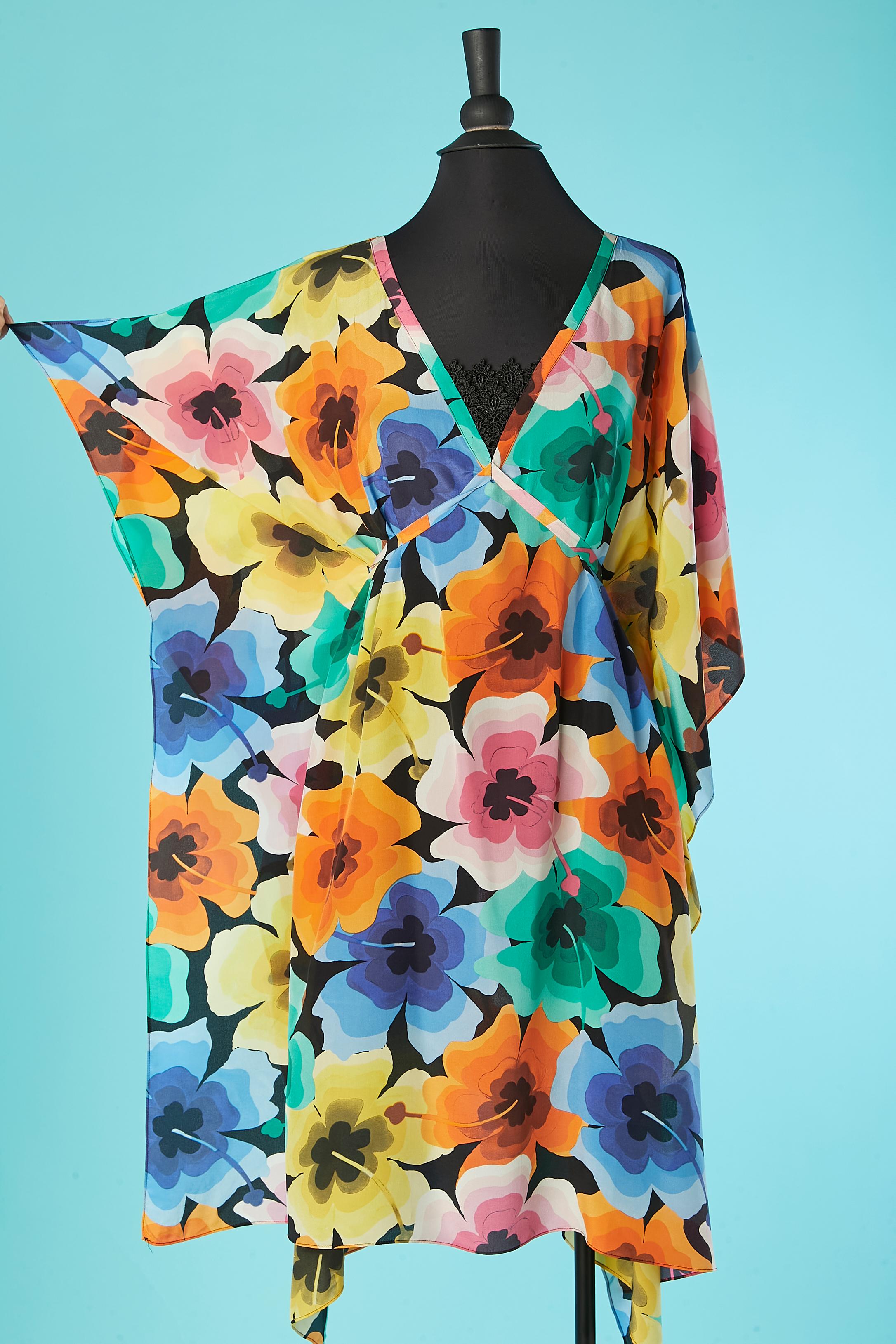 Poncho-Kleid mit mehrfarbigem Blumendruck und schwarzen Spitzendetails LOVE MOSCHINO  im Zustand „Hervorragend“ im Angebot in Saint-Ouen-Sur-Seine, FR