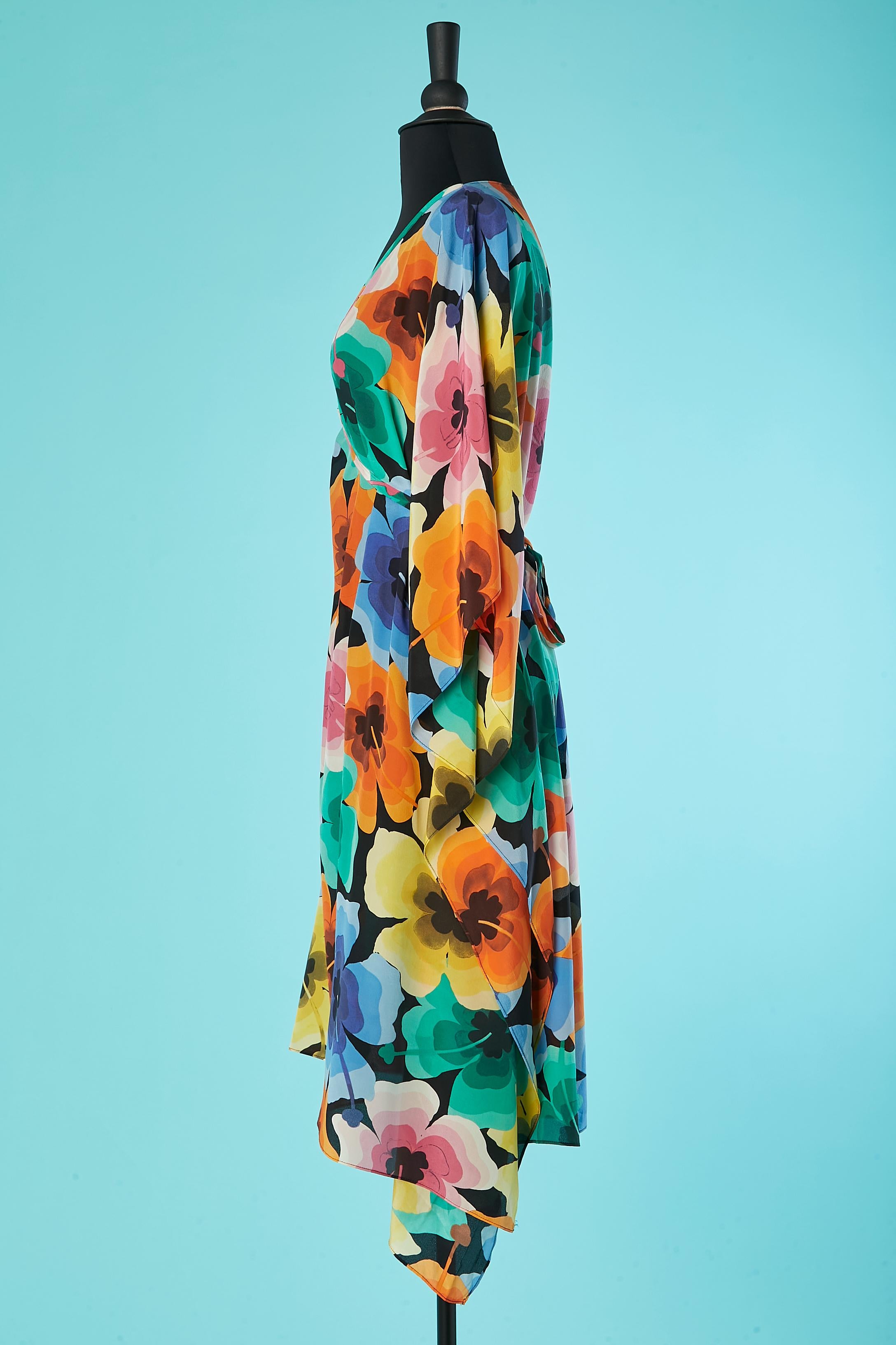 Poncho avec imprimé floral multicolore et détails en dentelle noire LOVE MOSCHINO  Pour femmes en vente